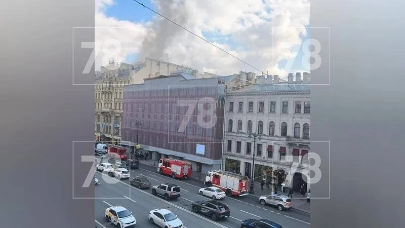 В Петербурге 13 апреля по дополнительному номеру 1БИС тушат загоревшийся исторический Дом Рюля на Невском проспекте сообщили в ГУ МЧС по Северной столице В здании загорелся чердак на площади 100 м2 Сообщение о пожаре в Центральном районе города на Невском проспекте 65 поступило в управление в 14 56 В 15 12 пожару присвоили дополнительный номер 1БИС К ликвидации пожара привлечено от МЧС 4 единицы техники и 19 человек личного состава уточнили в ведомстве Сведения о пострадавших не поступали Причины инцидента устанавливаются 78 ru Подписаться на ДП в Telegram MAX