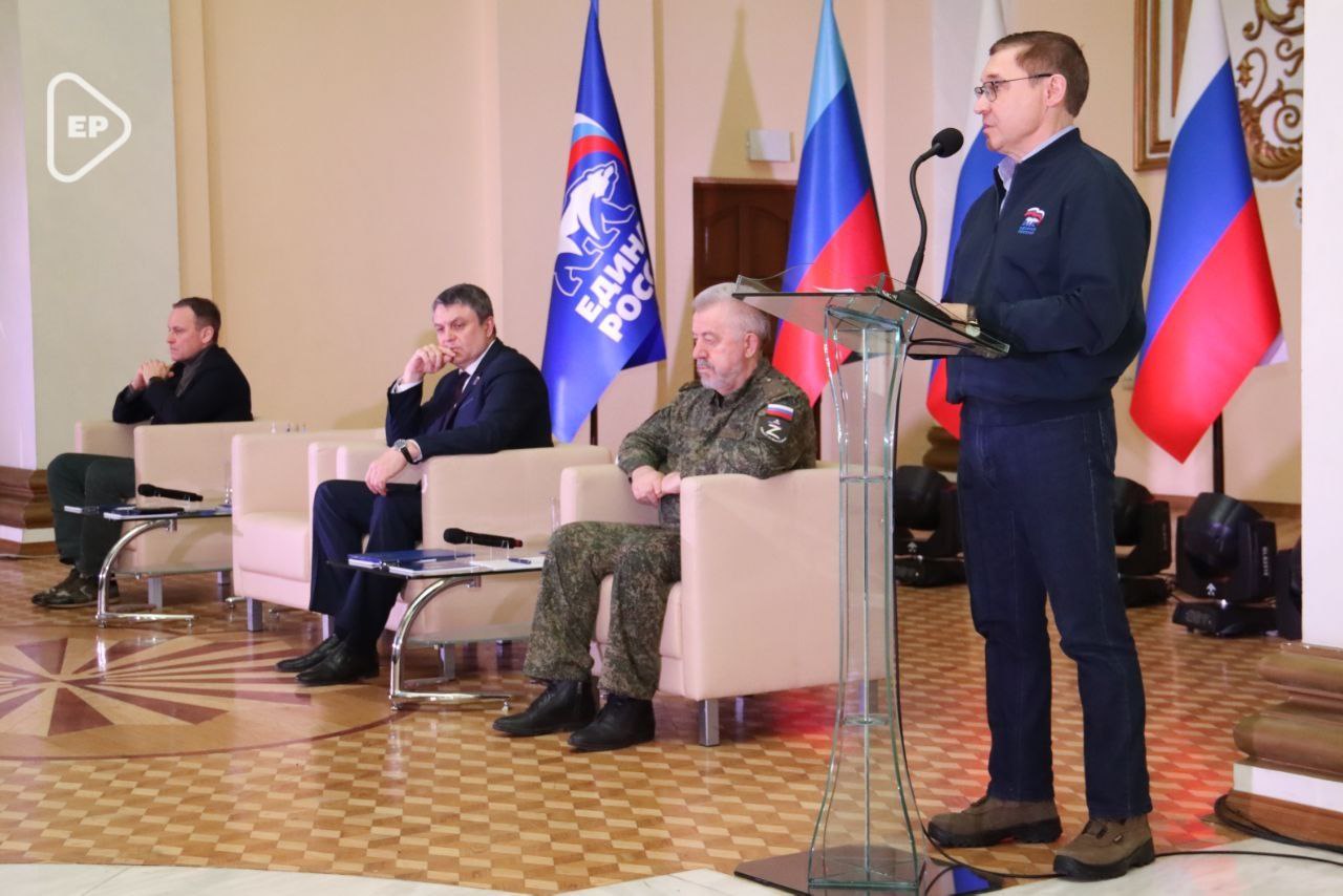 Владимир Якушев: Единая Россия дала старт Году муниципального депутата   Первый тематический форум состоялся в Луганске.  Год муниципального депутата сплотит партию и одновременно – приблизит её к людям, сделает более открытой для инициатив, подчеркнул роль муниципальных депутатов в партийной системе секретарь Генсовета.   Здесь, в Луганске мы видим, насколько эффективно Единая Россия выстроила свою вертикальную систему работы с запросами людей «на земле». У нас в стране насчитывается 170 тысяч муниципальных депутатов. Это – серьезная политическая сила и огромный потенциал идей, решений, опыта работы с людьми. Вы лучше всех знаете о тех проблемах, с которыми сталкиваются люди в конкретном населённом пункте и понимаете, как лучше эти проблемы решать. Нам необходимо настроить вертикальную коммуникацию в партии и систему взаимодействия – от муниципалитета до нашей фракции, которая работает в Государственной Думе. Когда проблема решается не точено, а воплощается в конкретных нормативных документах, в реальных законах, тогда мы можем сказать, что вся вертикаль Единой России работает эффективно, -  подчеркнул Владимир Якушев.