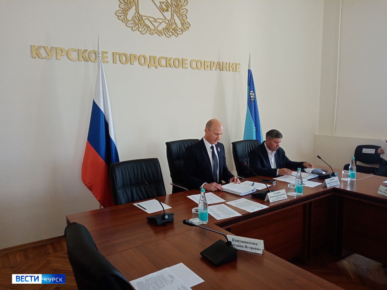 1 2 3 Региональные власти направят в городскую казну 450 миллионов рублей Деньги пойдут на установку детских площадок и общественных территорий. Об этом рассказал перед очередным заседанием Курского городского собрания Владимир Токарев. Это ключевой вопрос по уточнению бюджета. Адресный список будет составлен позднее. «Вести.Курск». Только проверенная информация.