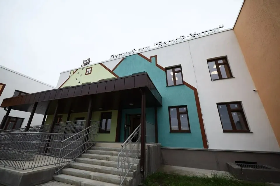 ЮУ КЖСИ сообщила дату открытия проблемного детского сада в Западном Детский сад в ЖК Белый хутор вокруг которого разгорелся скандал передадут городу ориентировочно в июне Об этом КП Челябинск сообщил генеральный директор АО СЗ Южно Уральская Корпорация жилищного строительства Михаил Демаков Строительство детского сада осуществлялось за счет собственных и заемных денежных средств АО СЗ ЮУ КЖСИ 26 ноября объект был введен в эксплуатацию На сегодняшний день ведется подготовка к процедуре передачи помещения детского сада муниципальному образованию Город Челябинск Ориентировочный срок передачи июнь 2026 года сообщил Михаил Демаков   Подписаться на chelkp Мы в MAX