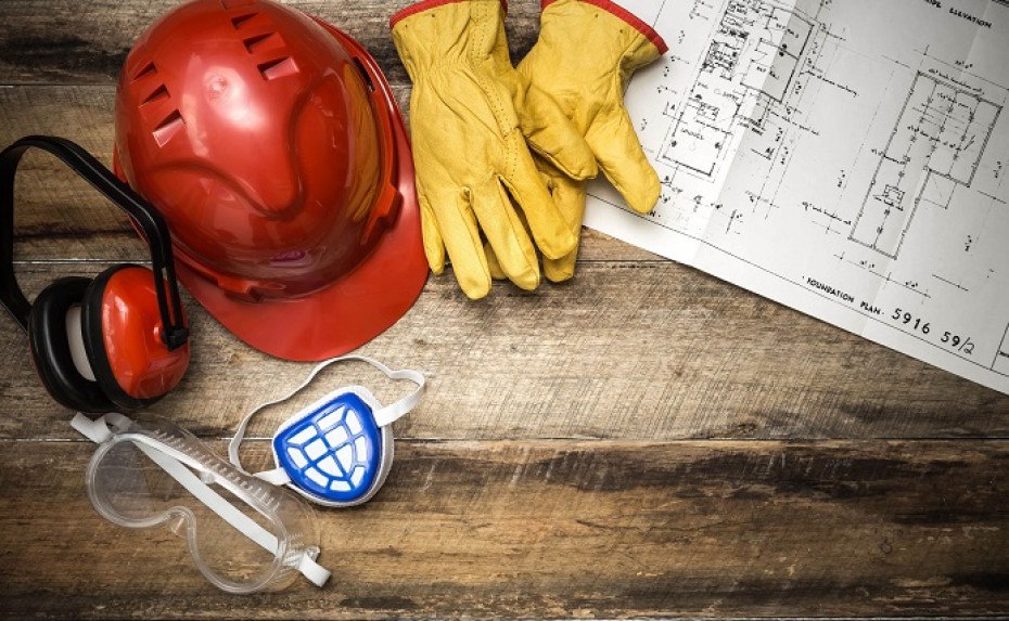 Месячник безопасного труда проходит на Бобруйском заводе тракторных деталей и агрегатов Основная цель исключить риск травматизма и сделать производство максимально безопасным В течение месяца в промышленных организациях города активно работают мобильные группы Они не только контролируют соблюдение норм трудового законодательства но и оказывают практическую помощь цехам и службам завода в оперативном устранении выявленных нарушений Особый акцент делается на соблюдении ключевых правил безопасности обязательном использовании средств индивидуальной защиты строгом выполнении технологической дисциплины и неукоснительном следовании требованиям электробезопасности отметил начальник отдела охраны и труда ОАО БЗТДиА Владислав Хмелевский В рамках месячника с 16 по 20 февраля на предприятии запланировано проведение Недели нулевого травматизма Ее главная задача не допустить ни одного несчастного случая на производстве