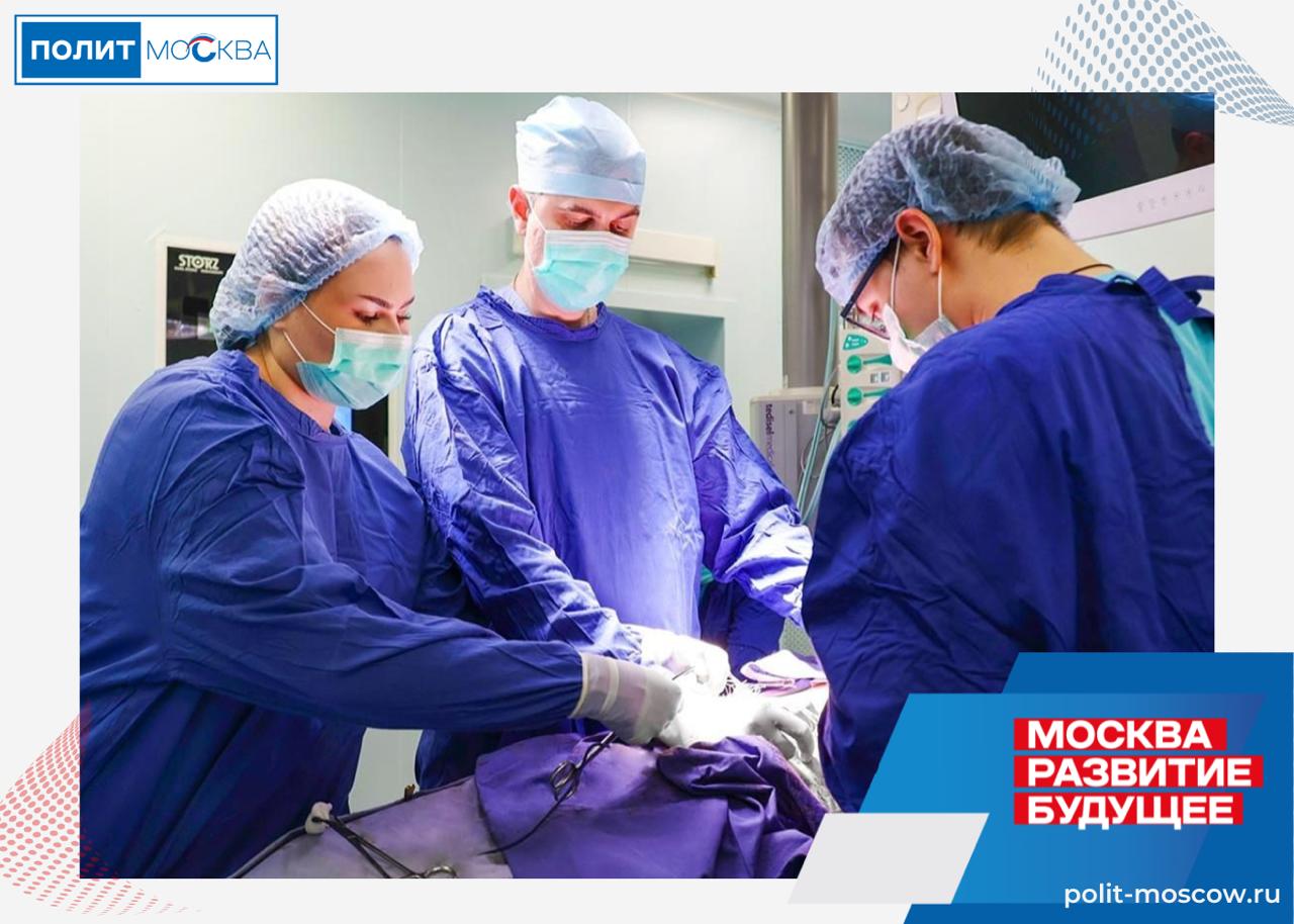 Сергей Собянин Возможности московской службы трансплантологии расширяются  За пять лет объем операций по трансплантации в столице вырос более чем в два раза В 2025 году провели 859 подобных манипуляций в 2020 м 428 Об этом Сергей Собянин сообщил в своем канале в мессенджере MAX Теперь москвичи получают жизненно важное лечение гораздо быстрее Так пересадку печени ждут примерно пять месяцев а почки не больше года В других странах этот процесс может занимать от трех до пяти лет Такой прорыв результат огромной комплексной работы по развитию городской медицины отметил Мэр Москвы Благодаря цифровизации столичного здравоохранения данные о потенциальных донорах поступают своевременно а создание ведущих центров трансплантологии позволяет применять новейшие разработки и инновации ПолитМосква в MAX ПолитМосква в Телеграм