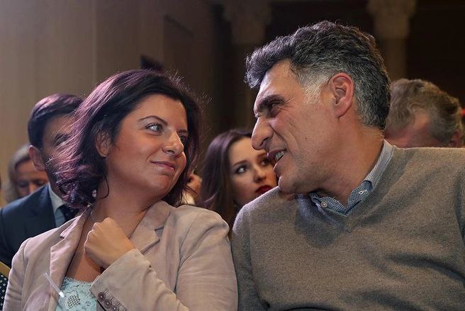 Маргарита Симоньян объявила об учреждении премии имени Тиграна Кеосаяна По словам Симоньян на учреждение премии её вдохновила история с воспитательницей Лией Галеевой которая вместе с музыкальной работницей Людмилой Платоновой защитила детей в Бугуруслане от мужчины ворвавшегося с ножом в детский сад Я учреждаю премию премию имени Тиграна Премию я лично буду выдавать вот таким людям как эта воспитательница То есть просто хорошим правильным людям Выдавать я её буду сама не буду учреждать никакое жюри Тигран бы и не хотел никакого жюри заявила пропагандистка Размер награды составит миллион рублей По словам пропагандистки премию она будет выдавать не реже чем десять раз в год Маргарита Симоньян и Тигран Кеосаян состояли в браке с 2022 года В начале 2025 года Симоньян рассказала о госпитализации супруга пропагандист пережил клиническую смерть и впал в кому Осенью того же года Кеосаян скончался Сама Маргарита Симоньян сейчас проходит лечение от рака Фото Вячеслав Прокофьев ТАСС Подписаться Связаться Поддержать Patreon