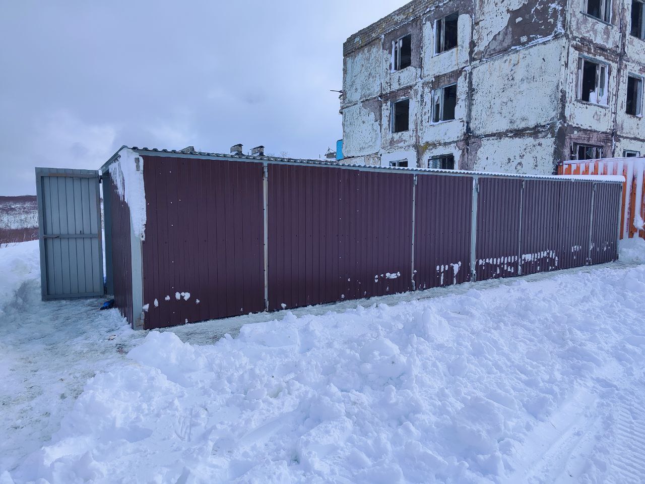 В селе Горное коммунальщики установили две новые контейнерные площадки закрытого типа для сбора твёрдых бытовых отходов. Одна из них находится в районе дома № 6, вторая – у дома № 24.   Обе новые площадки поставлены в реестр, как и полагается. Но временно будет работать одна, вторую откроют чуть позже. А действовавшую ранее открытую площадку убрали.  Такие перемены приятно удивили местных жителей и очень неприятно – ворон.    «У ворон шок. Баков нет. Питаться нечем. Куда-то все сто штук исчезли. Непонятно, где теперь кучкуются», - прокомментировал изменения житель Горного.   Пока неизвестна реакция быка с коровами, для которых открытая мусорка служила трапезной.