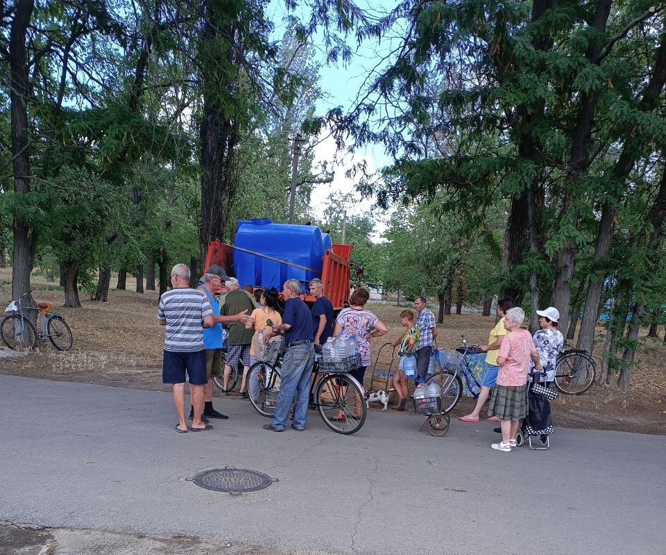 В городском округе город Новая Каховка продолжается подвоз питьевой воды для жителей города Таврийск Работники таврийского участка ГУП ХО «Облводоканал» обеспечивают бесперебойную доставку воды, увеличив объемы поставок в летний период. Выдача воды осуществляется по графику с 8:00 до 14:30. Для удобства жителей, емкости с питьевой водой размещаются в разных микрорайонах города. Вода из водопроводной сети Таврийска не соответствует санитарным нормам и требованиям и классифицируется как техническая.