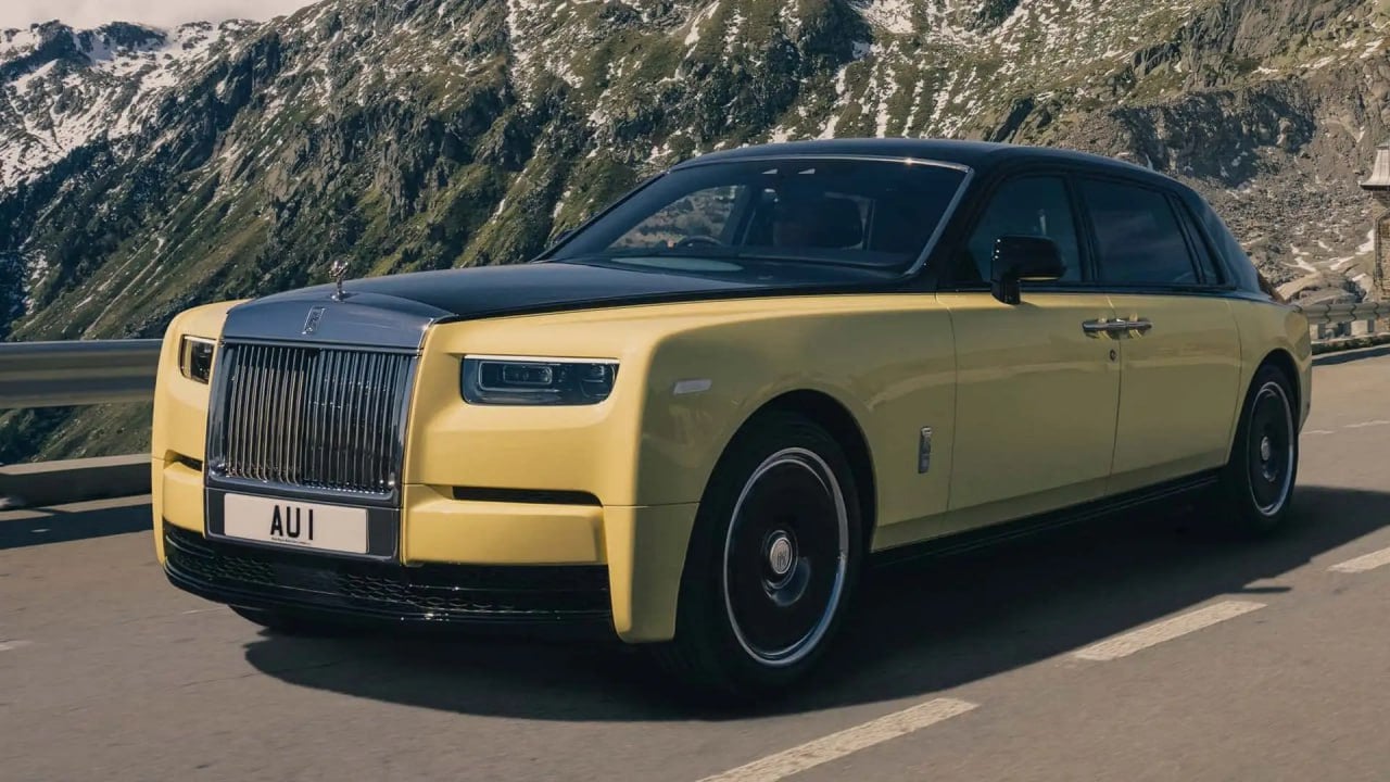 Rolls-Royce выпустили эксклюзивный Phantom Goldfinger с настоящим ЗОЛОТЫМ СЛИТКОМ, спрятанным в салоне.  Машина сделана в стиле Rolls-Royce Phantom III 1937 года из фильма о Джеймсе Бонде «Голдфингер». Золотая отделка украшает переднюю и заднюю консоли, а также перчаточный ящик. В багажнике находится позолоченная клюшка для гольфа.  Цену не называют, но один слиток из 18-каратного золота стоит примерно 500 тысяч долларов.