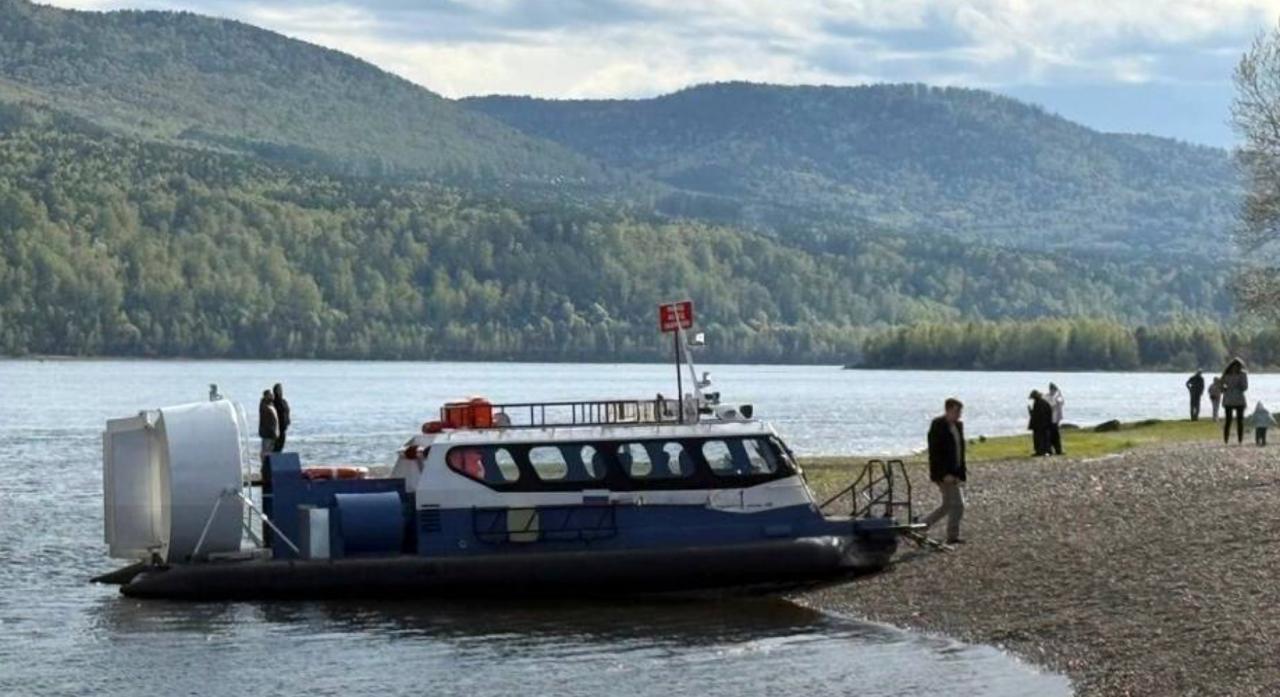 Компания получила 200 тысяч рублей штрафа за незаконные экскурсии по Енисею Как сообщили в Западно Сибирской транспортной прокуратуре в мае ООО Рыболовный тур в Сибири проводило водные прогулки на воздушной подушке по маршруту Красноярск Удачный пещера Еленева Овсянка Красноярск При этом компания не получила лицензию на этот вид деятельности В итоге компания фирма получила штраф в 200 тысяч рублей Теперь прокуратура через суд требует запретить фирме Рыболовный тур в Сибири проводить экскурсии до получения разрешения prmira news