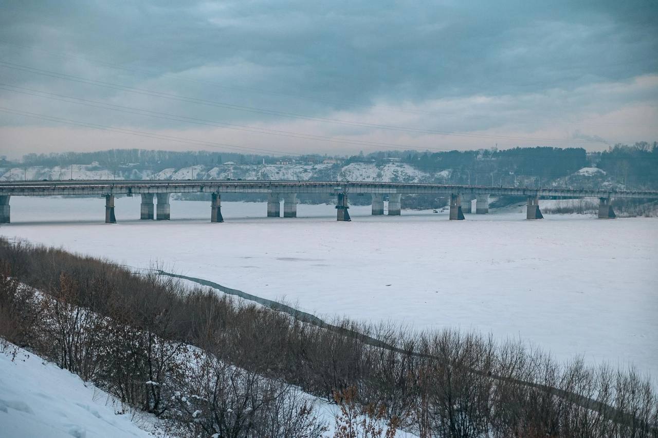Строительство третьего моста в Кемерове через Томь отложили на неопределенный срок. Ориентировочная стоимость конструкции составляла около 30 млрд рублей, которых в бюджете нет, передает слова губернатора ТАСС. — Приступить к этому долгожданному событию мы планируем сразу после того, как доходы бюджета выйдут на достаточную величину. Пока нам приходится управлять экономикой региона в ручном режиме. Мы надеемся, что ситуация изменится и мы вернемся к этому проекту, — цитирует издание слова губернатора, сказанные на II Всероссийском муниципальном форуме «Малая родина — сила России». — Да ладно, подождем немного. — Мне кажется, его уже никогда не построят.