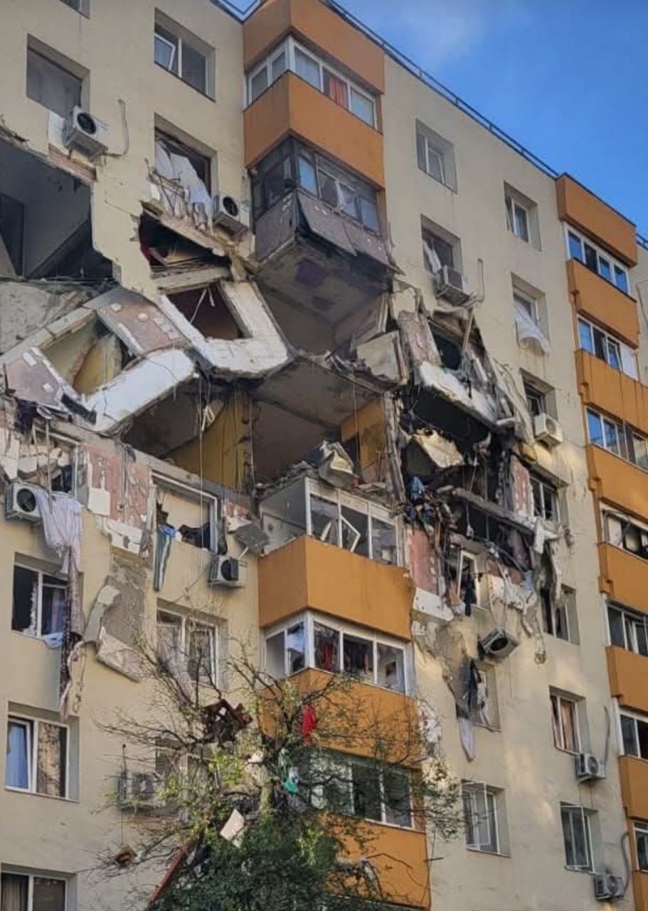 Взрыв в жилом доме в Бухаресте по меньшей мере один человек погиб спасатели продолжают поиски под завалами По меньшей мере один человек погиб в результате взрыва произошедшего утром в пятницу в жилом доме в Бухаресте Об этом сообщил глава Департамента по чрезвычайным ситуациям Румынии Раед Арафат По словам чиновника спасательные службы продолжают поиски под завалами и число жертв может возрасти Причина взрыва пока не установлена Подпишись на primulinmd