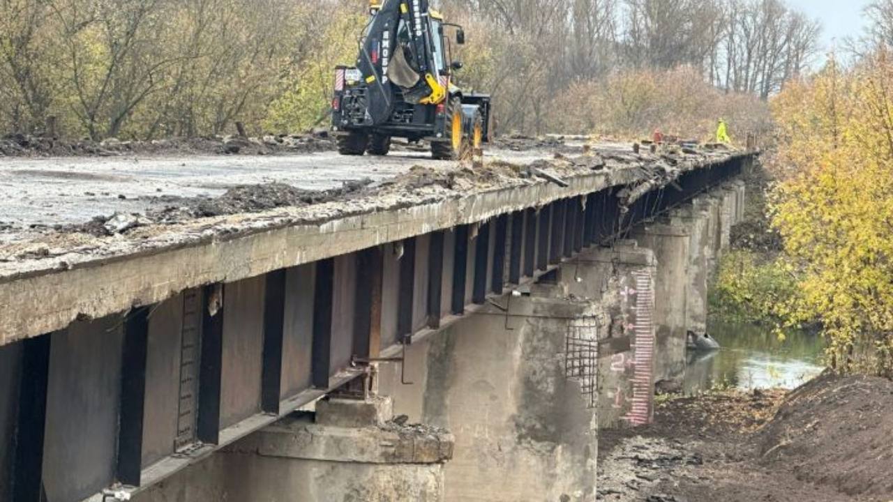 Между Башкирией и Татарстаном начали демонтировать мост через реку Ик    Как сообщили в администрации Ютазинского района Татарстана, конструкцию разбирают работники уфимского филиала «СБТ-Строй». После этого соберут временный мост, с которого начнется строительство нового. Открыть его планируют в ноябре 2026 года.    «В ноябре планируется закладка свай для нового сооружения. Работы будут продолжаться и зимой. Ожидается, что новый мост откроют в ноябре 2026 года. По нему пройдет двухполосная дорога шириной семь метров с двумя полосами безопасности, а также тротуары с каждой стороны», — рассказали в районной администрации Татарстана.  Как сообщал UTV ранее, на реконструкцию моста был заключен контракт на 975 миллионов рублей.