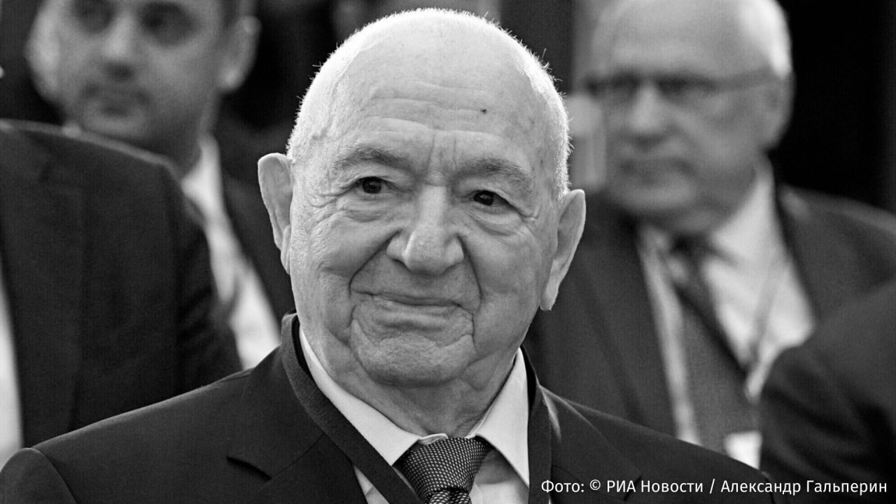 Легендарный футболист Никита Симонян умер на 100 м году жизни Никита Павлович умер Ему стало плохо в четверг его госпитализировали Полчаса назад он умер сообщил президент Союза ветеранов футбола России Александр Мирзоян Спорт Экспрессу  Симонян стал лучшим бомбардиром чемпионата страны и Олимпиады 1956 года в Мельбурне где получил золотую медаль Когда футболисту было за 30 лет что на тот момент считалось уже ветеранским возрастом один из первых руководителей спортивного общества Спартак Николай Старостин решил назначить Симоняна тренером этой команды РЕН ТВ в Telegram в MAX