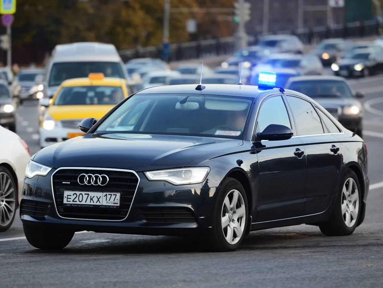 В России начали изымать автомобильные номера с серией ЕКХ сообщают СМИ Официально это объясняют риском компрометации и угрозой безопасности владельцев По другой версии речь идёт о борьбе с псевдовластью такие номера нередко используют для демонстративных нарушений ПДД Ранее ЕКХ считались служебными в том числе у структур вроде ФСО и ФСБ но со временем попали в свободный оборот Сейчас их постепенно выводят при смене автомобиля такие номера уже не регистрируют UFA RB Подписаться Прислать новость Подпишитесь на нас в МАХ