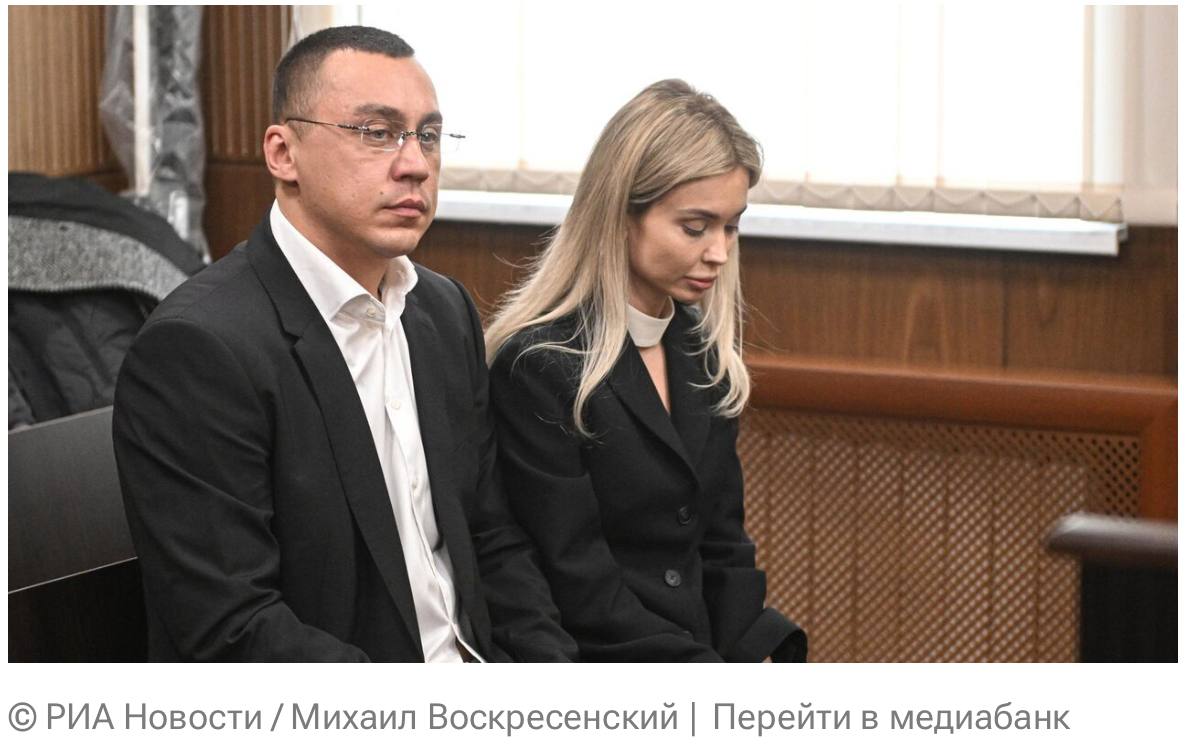 Прокуратура запросила для Дмитрия Портнягина 5 лет колонии общего режима и штраф 900к рублей по делу о легализации доходов Портнягин вину сразу признал и выплатил все налоговые недоимки пени и штрафы до начала судебного процесса на сумму примерно 20 миллионов рублей Уголовное дело о неуплате налогов в его отношении прекращено но обвинение по легализации доходов осталось Его супругу Екатерину Портнягину также обвиняют в даче взятки в размере 300 тысяч рублей По версии следствия она через посредников передала деньги заместителю начальника управления строительства префектуры Северо Восточного АО Москвы чтобы не сносили банный комплекс Siberia на улице Образцова Прокурор просит отправить ее в колонию на 5 5 лет