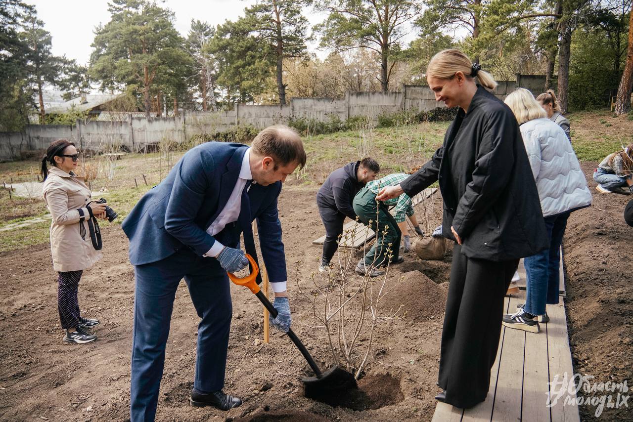 Новые сорта сирени высадили в ботаническом саду ИГУ в рамках Всероссийской акции «Сирень Победы» В ботаническом саду биолого-почвенного факультета ИГУ 6 мая прошла Всероссийская акция «Сирень Победы», приуроченная к 80-летию Победы в Великой Отечественной войне. Участники высадили девять саженцев сирени новых сортов, названных в честь героев и событий войны: «Ладога», «Маршал Жуков», «Зоя Космодемьянская», «День Победы» и «Великая Победа». Новые саженцы пополнили коллекцию сирингария ботанического сада, где сегодня представлено более 30 сортов этого растения. «Эта акция – дань памяти героям, отстоявшим нашу свободу. Символично, что именно сирень, ставшая символом Победы, была выбрана для этой акции», – отметила министр по молодежной политике Иркутской области Маргарита Цыганова.