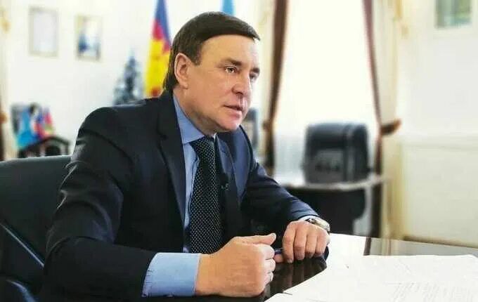 Решение об изъятии имущества бывшего главы Кавказского района вступило в законную силу Решением Кропоткинского городского суда от 23 мая 2025 года удовлетворены в полном объеме исковые требования прокурора об обращении в доход Российской Федерации имущества зарегистрированного за Очкаласовой Т В Очкаласовой Т А Очкаласовым С В и Очкаласовой А В В обоснование исковых требований было указано что в действиях бывшего главы муниципального образования Кавказский район Очкаласова В Н выявлены нарушения законодательства о противодействии коррупции связанные с несоблюдением им установленных запретов и ограничений Одновременно с исполнением полномочий Очкаласов приобретал в Краснодарском крае в том числе на контролируемой им территории Кавказского района коммерческие предприятия ООО Транспорт ЗАО Агрофирма Дружба ЗАО Алексеетенгинское ООО Маяк Революции ООО Лосево АО им И В Мичурина ОАО Степное ООО Юг Агропром ООО Агрофирма Воздвиженская ООО Заречье ООО им И В Мичурина ООО Мичурина ООО Кубанская семечка и фактически руководил ими Прибыль от незаконной деятельности Очкаласов вкладывал в приобретение создание новых бизнес проектов которые в целях конспирации и сокрытия от органов контроля регистрировал на членов своей семьи В результате противоправной деятельности и за счет коррупционных доходов Очкаласов В Н приобрел и зарегистрировал на себя и своих родственников 135 земельных участков общей площадью более 3 209 га и совокупной кадастровой стоимостью свыше 669 млн руб а также 17 объектов недвижимого имущества кадастровой стоимостью более 70 млн руб Представители ответчиков обжаловали решение в апелляционном порядке подав в Верховный Суд Российской федерации ходатайство об изменении территориальной подсудности рассмотрения указанного гражданского дела Определением Верховного Суда Российской Федерации гражданское дело было передано в судебную коллегию по гражданским делам Московского городского суда которая признала решение Кропоткинского городского суда Краснодарского законным и оставила его без изменения Решение вступило в законную силу Перейти в наш канал МАХ Подпишись поделись krasnodarkray1 Прислать видео новость