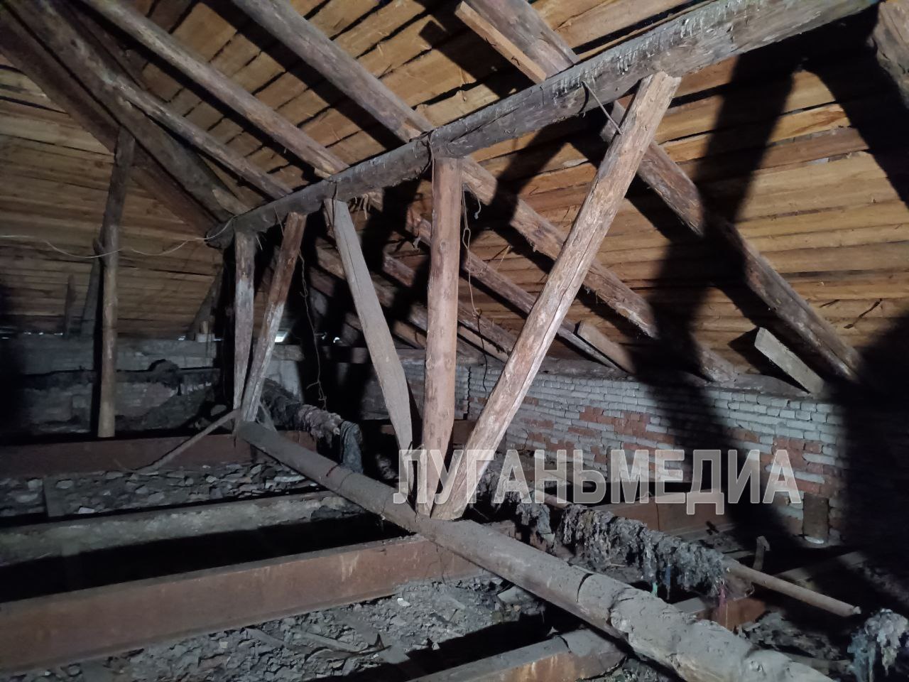 Начался ремонт кровли Дворца культуры в поселке Ясеновском Ровеньковского городского округа   В рамках реализации федерального проекта «Развитие искусства и творчества» государственной программы Российской Федерации «Развитие культуры» 7 июля начались работы по ремонту кровли ДК им. Горького поселка Ясеновского.  - Администрация города провела анализ всех учреждений культуры и выявила самые проблемные. Дом культуры в Ясеновском является памятником архитектуры и поэтому было принято решение подать все необходимые документы для его сохранения, - отметила заместитель главы городского округа город Ровеньки Ольга Орлова.   Работы будут проводиться  для обеспечения безопасности, создания комфортных условий для посетителей и проведения культурно-массовых мероприятий.   - Дворец культуры был построен в 1957 году, последняя частичная реконструкция здания была проведена в начале 2000 годов. В рамках реализации проекта «Развитие искусства и творчества» на здании ДК им. Горького поселка  Ясеновского будет заменена старая кровля на современный профнастил, - рассказал и. о. директора Центра культуры и досуга г. Ровеньки Валерий Поляков.   Подробнее читайте на страницах газеты «Вперёд.Ровеньки» №26            Вконтакте       Одноклаcсники