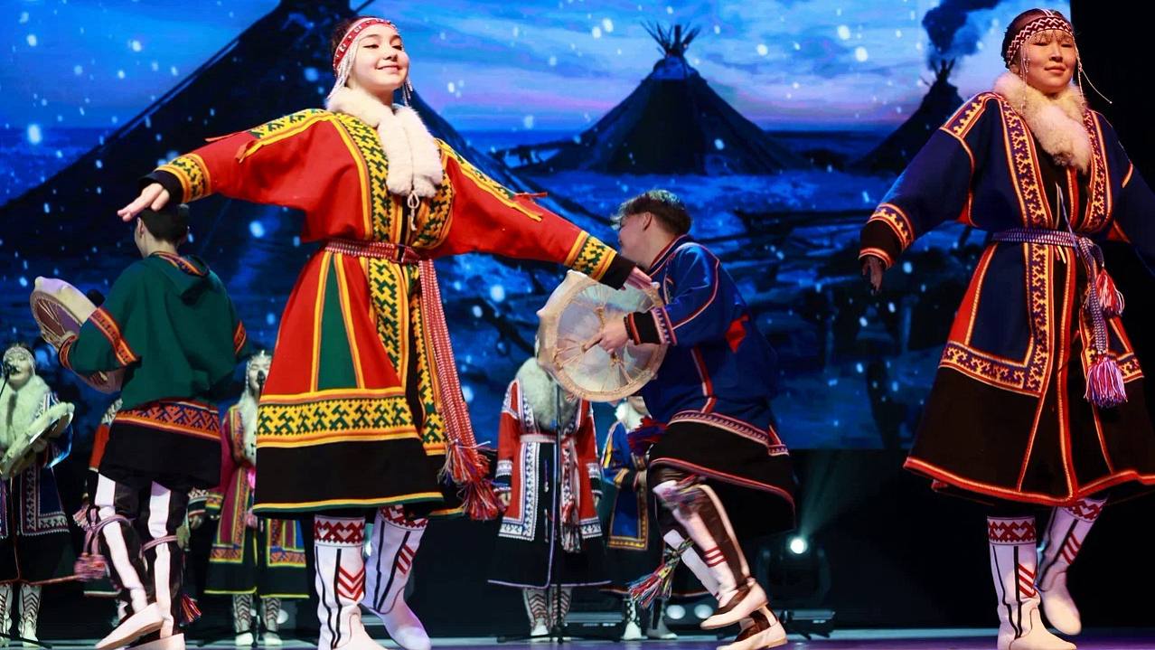 На Ямале готовятся отметить 95 ю годовщину со дня образования округа 11 декабря в Ямальской филармонии известные коллективы округа подготовили театрализованный концерт Мой Ямал это твой день рождения Уникальная постановка соберет на одной сцене лучших артистов и творческие коллективы региона подарив зрителям неповторимое путешествие в мир ямальской культуры и традиций В Окружном центре национальных культур в Салехарде 29 ноября состоится театрализованно концертная программа Сердце Ямала которая охватывает фольклорные мелодии авторские песни и современные композиции На сцене выступят ямальские артисты такие как Нядма Няруй и ансамбль северного танца Яберена Нумги 6 декабря в главном музее округа откроется фотовыставка 95 мгновений Ямала В юбилейный год МВК имени И С Шемановского организовал и провел конкурс фотографий Участвовали более 500 работ фотографов с Ямала и других регионов нашей страны В муниципальных образованиях округа также запланированы праздничные мероприятия