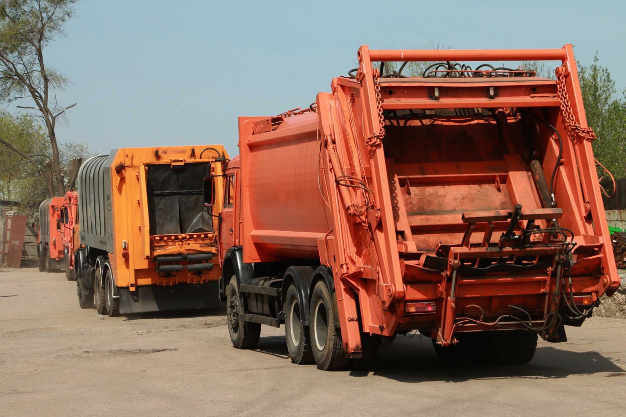 В ДНР поставят 38 новых мусоровозов до конца года  Увеличение парка спецтехники позволит региону повысить эффективность и качество услуг по обращению с ТКО. Об этом сообщили в пресс-службе Российского экологического оператора.   Фото: Геннадий Казаков