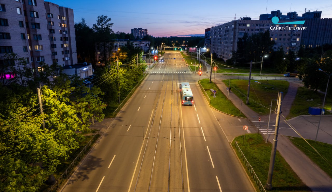 В Калининском районе завершены работы по современной системе наружного освещения проспекта Науки. Теперь магистраль протяженностью более 4 км освещают исключительно светодиодные фонари. «В Петербурге завершился этап очередной прогрессивной модернизации наружного освещения и перехода на энергоэффективные источники. Город планерно обновляет светотехническое оборудование вдоль магистралей и боковых проездов, на внутриквартальных территориях, в зеленых зонах и общественных пространствах. Сегодня доля светодиодов составляет 60%, — главный губернатор Александр Беглов. – Эта работа соответствует приоритету Санкт‑Петербурга по созданию комфортной и безопасной городской среды и отвечает задачам нового президентского нацпроекта «Инфраструктура для жизни». ВКонтакте Одноклассниках