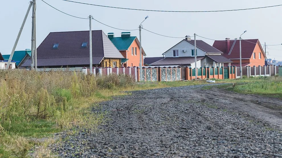 В Ярославской области государственная оценка кадастровой стоимости всех земельных участков пройдет в 2026 году. Приказ об этом подписал министр имущественных отношений региона Николай Здоров 29 января 2025 года.  Переоценка пройдет в отношении всех участков, зарегистрированных в Едином государственном реестре недвижимости по состоянию на 1 января 2026 года. Прием деклараций о характеристиках объектов недвижимости будет принимать ГБУ «Центр кадастровой оценки и рекламы». Предыдущая оценка кадастровой стоимости земли в регионе прошла в 2022 году.  Присоединяйтесь к Telegram-каналу «Ъ-Ярославль»