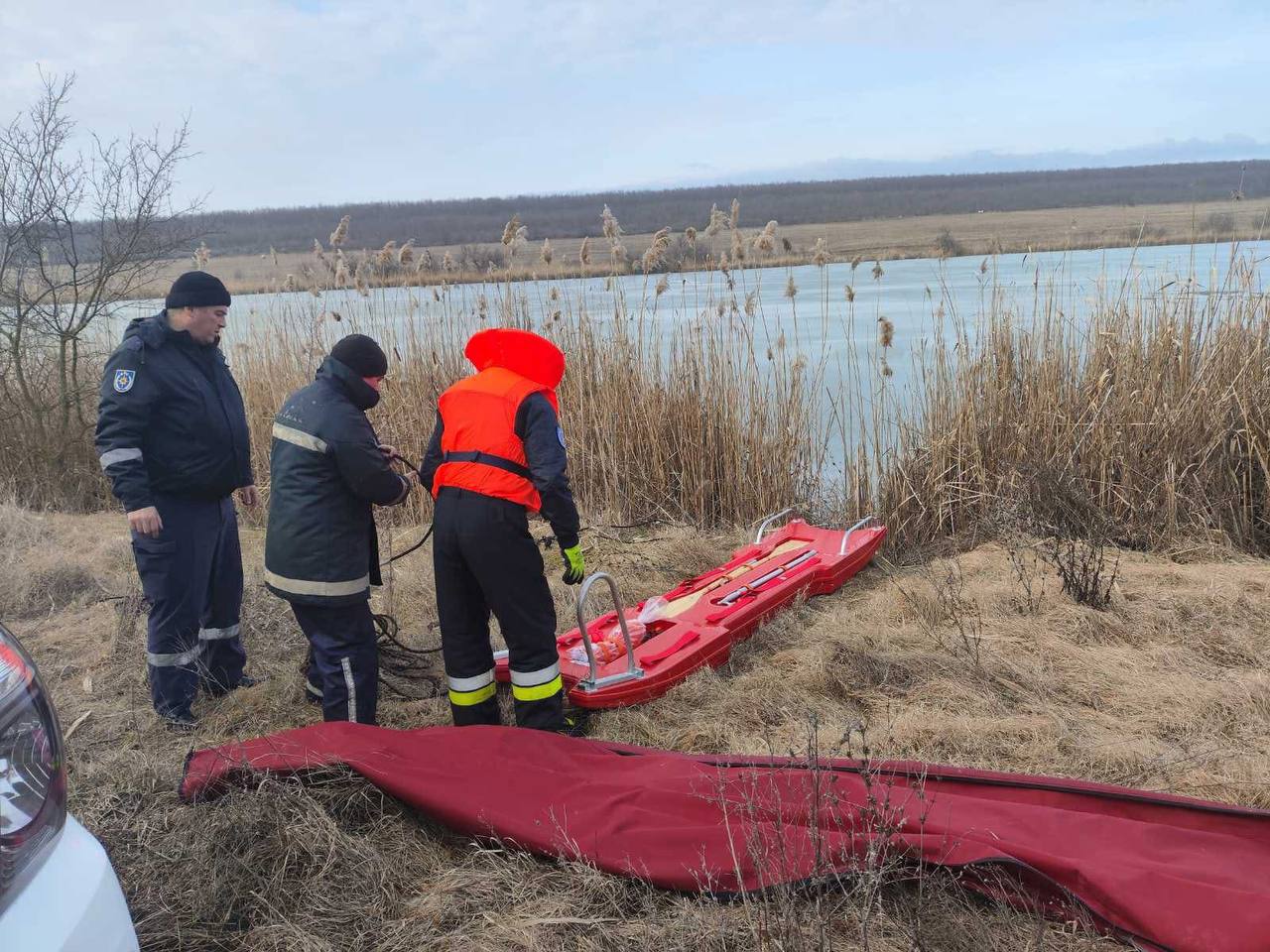 В районе Штефан — Водэ утонул рыбак, провалившийся под лед  По данным Генерального инспектората по чрезвычайным ситуациям, за сутки зарегистрировано четыре случая провала под лед на замерзших водоемах страны. В трех случаях люди были спасены, одного спасти не удалось. Подробности - по ссылке