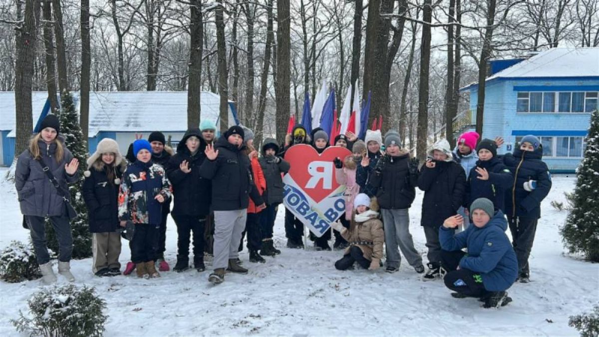 В Тульской области будут отдыхать более 160 школьников из Горловки.  Очередная смена ребят из Донецкой Народной Республики уже прибыла на отдых в Тульскую область по приглашению губернатора Дмитрия Миляева.   Это уже третий в этом году заезд маленьких горловчан в шефствующий регион.  Разместятся ребята в Алексине и в Туле.