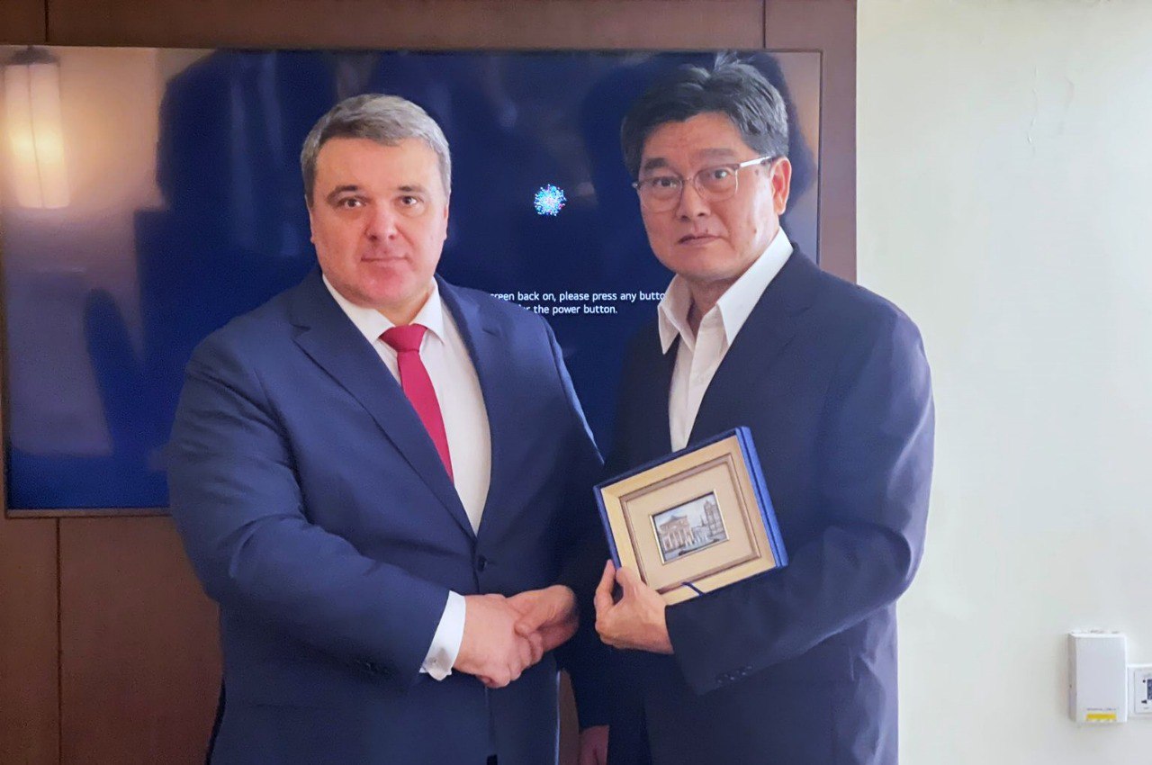 Делегация ТПП РФ провела ряд деловых встреч в ходе продолжающегося визита в Таиланд Делегация Торгово промышленной палаты РФ во главе с вице президентом Ильей Зубковым продолжает работу в рамках Российско Таиландского инвестиционного форума стартовавшего накануне Во второй день Форума 27 ноября состоялась встреча вице президента ТПП РФ Ильи Зубкова с послом Королевства Таиланд в Российской Федерации Сасиватом Вонгсинсаватом и председателем Цифрового совета Таиланда М Р Нонгкран Чомпунут Стороны обсудили ключевые темы двустороннего сотрудничества взаимодействие в рамках многосторонних площадок и сотрудничество в сфере цифровых технологий двух стран России и Таиланда Также вице президент ТПП РФ Илья Зубков принял участие в Бизнес завтраке Forbes