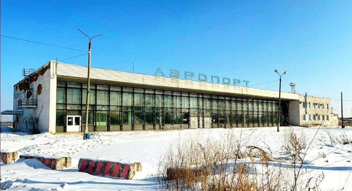 Аэропорт Хурба передают в собственность Хабаровского края Передачу имущества аэропорта Хурба под Комсомольском на Амуре из федеральной собственности в собственность Хабаровского края запустили официально Для региона это возможность перестать быть просто арендатором и самому отвечать его за судьбу Параллельно с оформлением документов с коллективом работает транспортная прокуратура Прокурор Виктор Приходько встретился с сотрудниками АО Комсомольский на Амуре аэропорт 61 человек сообщил о долгах по зарплате и других нарушениях руководству внесли представление с требованием погасить задолженность и выправить ситуацию с трудовыми правами Проблемы вокруг Хурбы начались после продажи аэропорта частной компании в 2016 году В 2020 году ФСБ задержала связанных с ней владельцев позже суд по уголовному делу конфисковал имущество в 2025 м аэропорт вернули в госсобственность До конфликта с прежним собственником Хурба успела возобновить приём рейсов внутри Дальнего Востока и обслужить около 12 тыс пассажиров в 2023 году туда летали Аврора и Хабаровские авиалинии Затем на имущество наложили арест истёк сертификат аэродрома и регулярные рейсы остановились Край рассчитывает после завершения передачи вложиться в реконструкцию и заново сертифицировать аэродром Дальше власти планируют искать частного оператора через конкурс а коллектив аэропорта связывает с переходом в краевую собственность надежду на стабильную работу а не очередную смену вывески