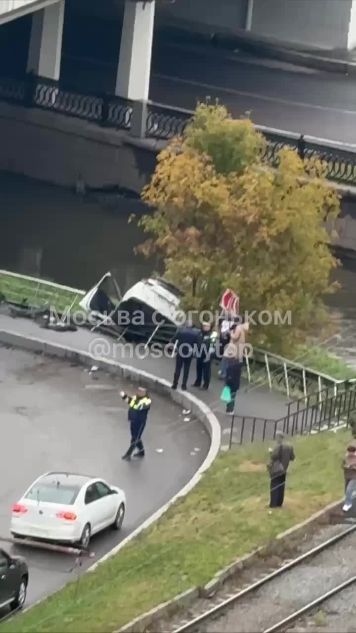 Такси упало в реку Яузу в Ростокино: уточняются детали происшествия