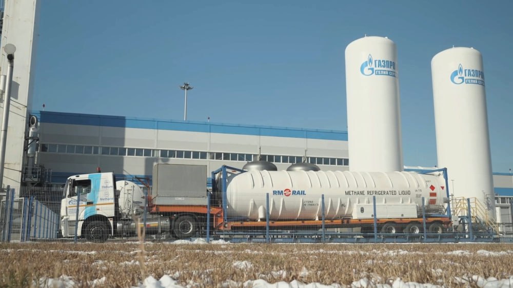 Отгружена первая партия сжиженного природного газа для энергопроекта Россети Мобильные ГТЭС на Курильских островах   Поставками с собственного комплекса сжижения природного газа СПГ в Приморском крае занимается ООО Газпром гелий сервис как сообщает пресс служба компании топливо будет доставлено на остров Шикотан для тестирования оборудования строящейся первой в России двутопливной Малокурильской газодизельной электростанции отечественного производства мощностью 5 3 МВт На первом этапе СПГ позволит провести опробование газодизельного генератора мощностью 1 1 МВт Газ пройдет путь в отечественных контейнерах цистернах от комплекса СПГ Газпром гелий сервис в Приморском крае до острова Шикотан здесь на отечественном оборудовании будут выполнены его прием хранение и регазификация Отметим что поставки СПГ на острова связаны с невозможностью провести на них трубопровод для обеспечения потребителей газом в регионе реализуются меры по автономной газификации населенных пунктов СПГ Neftegaz Territory в MAX