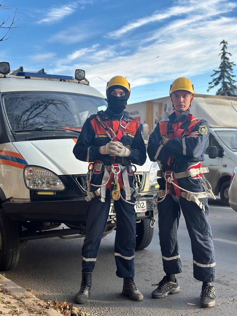 В Уфе помогли двум малышам На улице Рудольфа Нуреева 4 летний ребенок оказался заперт за металлической дверью Спасатели УГЗ аккуратно вскрыли дверь и вернули малыша маме Похожая ситуация произошла на улице Богдана Хмельницкого 4 летний ребенок также остался один в квартире на третьем этаже с захлопнувшейся дверью Специалисты поднялись по альпинистскому снаряжению и открыли ее изнутри В обоих случаях малыши не пострадали Подписывайся на БСТ