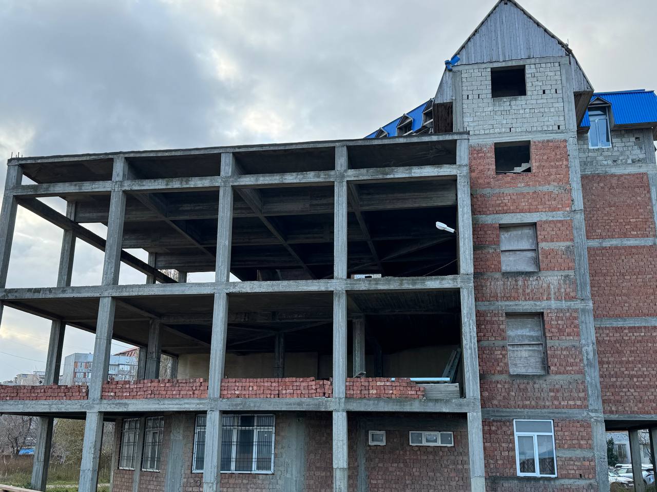 В Дагестане создали онлайн карту с данными о самовольных объектах Минстрой Дагестана предоставил публичный доступ к порталу самовольного строительства По информации министерства любой желающий может узнать какие объекты в республике признаны незаконными Красным цветом на карте отмечены объекты обследованные специалистами ФАУ РосКапСтрой а синим объекты выявленные после первоначального обследования Муниципальные инспекторы продолжают добавлять информацию о новых самовольных постройках включая их местоположение наличие разрешений и фотографии