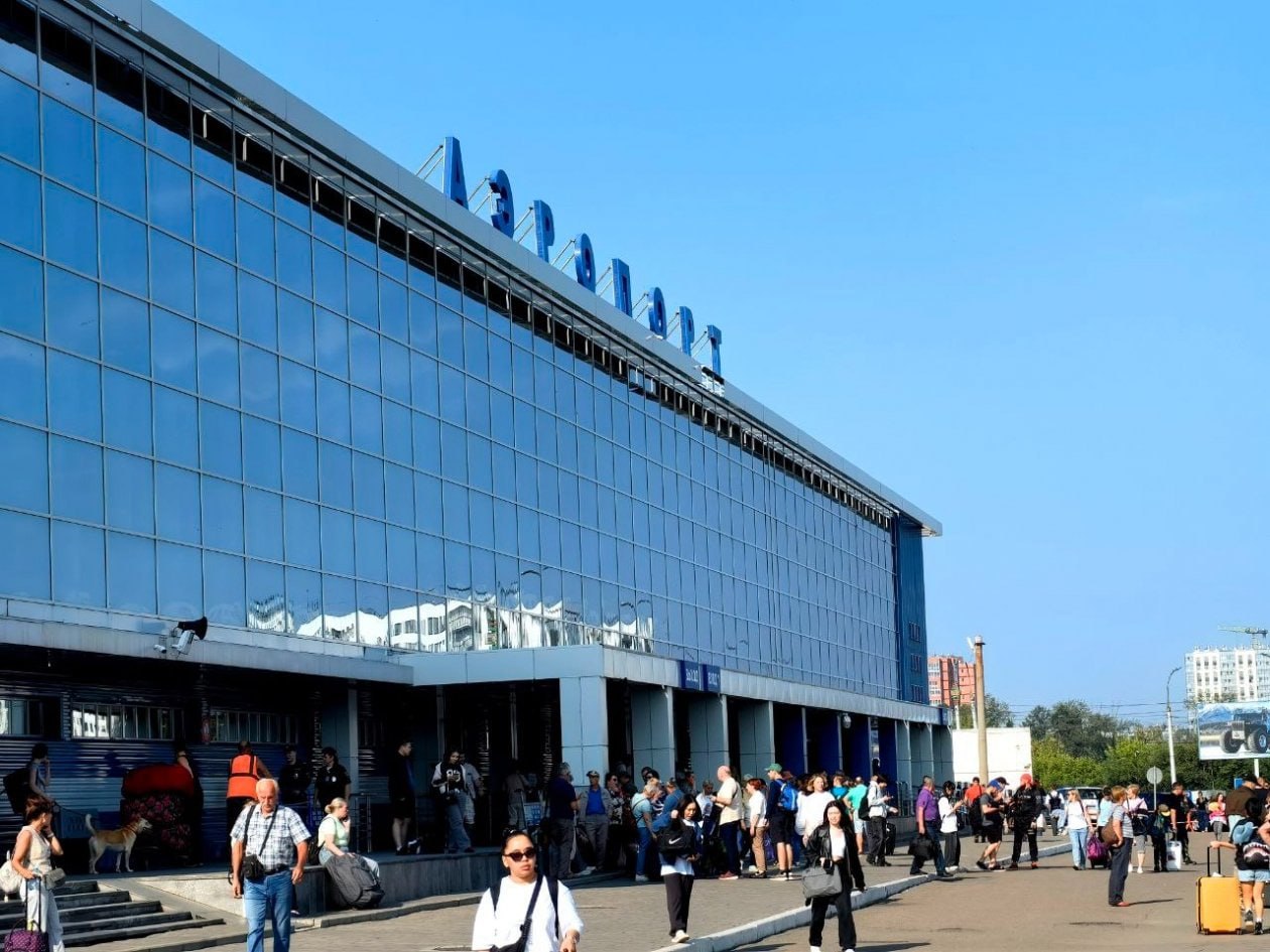 Аэропорт Иркутска объявил тендер на капремонт за 250 млн рублей В рамках контракта подрядчику предстоит выполнить капитальный ремонт плоскостных сооружений водоотводной и дренажной систем обочин взлетно посадочной полосы а также провести благоустройство территории с устройством дождеприёмных лотков Работы запланированы в три этапа и должны быть выполнены в период со 2 мая по 15 октября 2026 года IrkutskMedia теперь в МАX