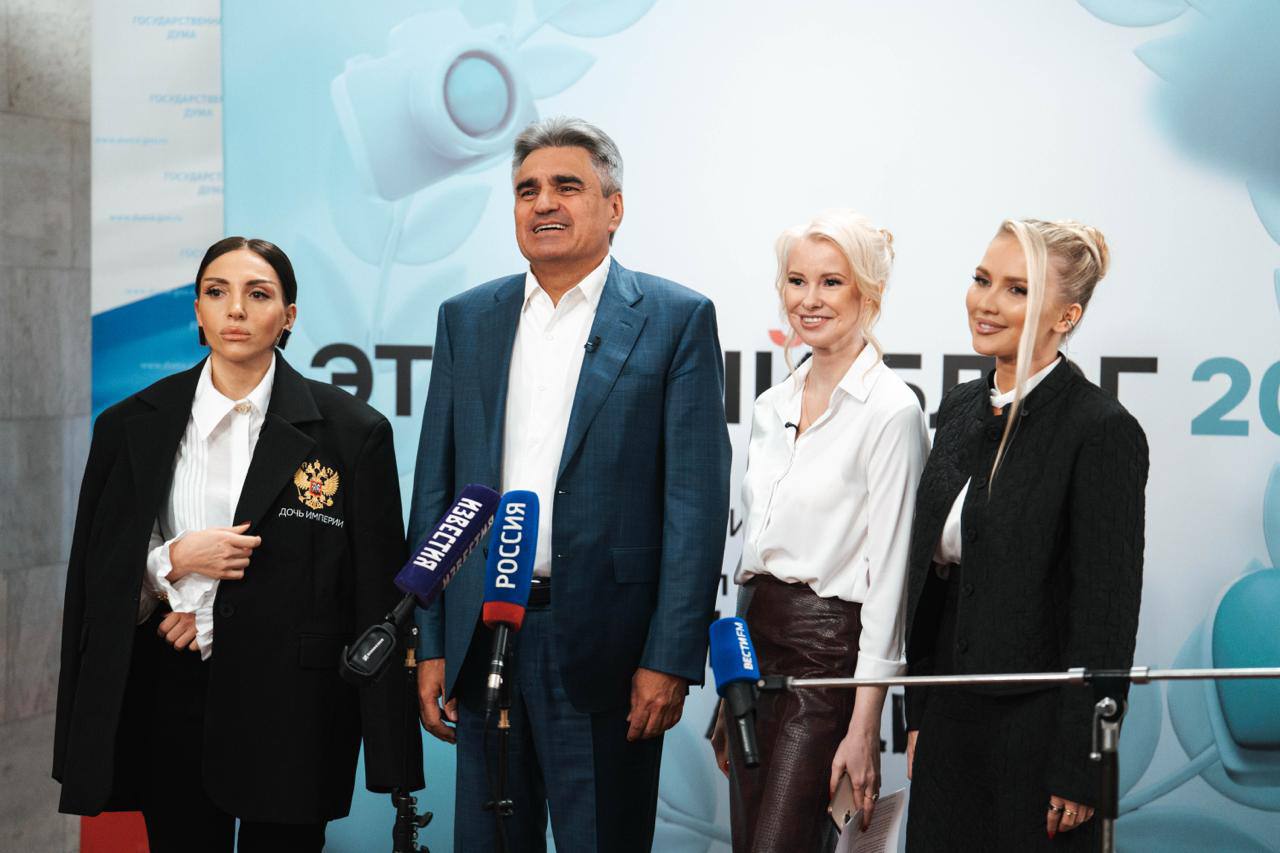 Кто самый этичный блогер России Партийными наградами отметили свыше 70 блогеров самых разных тематик В частности сетевую звезду Егора Шипа 3 4 млн подписчиков наградили За вклад в развитие молодых артистов блогера Карину Кросс 10 5 млн За особый вклад в социальные инициативы Наталью Зубареву 5 6 млн За вклад в развитие этичного сообщества блогеров актрису Лизу Моряк как Актриса года и Марию Погребняк как Маму нового времени Партия Новые люди 13 ноября провела в Госдуме премию Этичный блог и отметила партийными наградами блогеров самых разных профилей Методику выбора победителей разработали сами блогеры из них же были выбраны члены жюри По задумке наградой хотели выделить достойных с этической точки зрения представителей профессии и показать их как пример для всего блогерского сообщества Сами блогеры уже помогают Новым людям с формированием инициатив и законопроектов