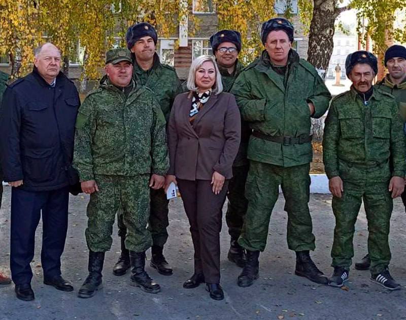 Главе района, которая перевыполнила план по мобилизации, потребовали 5 лет колонии В 2023 году «Новая вкладка» рассказывала о главе Сузунского района Новосибирской области Лилии Некрасовой, которую местные жители винили в повальной мобилизации мужчин на войну в Украине. По нашим подсчётам, на район пришлось до 10% от всех мобилизованных в регионе с населением 2,8 млн человек. Чиновники и военкомат раздали так много повесток, что никого не пришлось ловить на улицах. Местные жители пытались жаловаться в соцсетях — Некрасова, по их словам, отправляла на фронт тех, кто «перешёл ей дорогу». Ей даже обмазали машину фекалиям, но до открытого протеста не дошло: люди хотели записать коллективное обращение, но испугались Некрасовой. А через месяц после начала мобилизации чиновницу из «Единой России» задержали, обвинив в мошенничестве из-за фиктивного трудоустройства мужа в муниципальные учреждения ч. 3 ст. 159 УК . Её супруг, муниципальный депутат и замдиректора управления автомобильного транспорта и дорожного хозяйства в районной администрации Дмитрий Некрасов тоже оказался под следствием. Позже Некрасову обвинили и в превышении полномочий при строительстве очистных сооружений в Сузуне по программе «Чистая вода» ч. 2 ст. 286 УК . Она оплатила сделанные работы из бюджета, но вскоре постройка разрушилась. Ущерб оценили почти в 8 млн рублей. Некрасову уволили из администрации. В мае 2025 года Сузунский районный суд закончил рассматривать уголовное дело Некрасовых и перешёл к прениям. Прокуратура потребовала 5 лет колонии общего режима для экс-главы района и 4 года для её мужа. Супруги вину отрицают, оба находятся на свободе. Они выступят с последним словом 19 мая. Фото: suzungazeta.ru