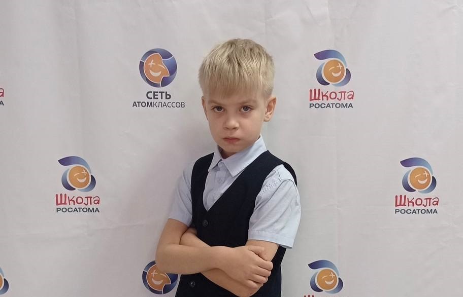 Школьник из Краснокаменска победил во всероссийской интеллектуальной викторине Ученик 2 класса средней школы 7 города Краснокаменск Степан Жуков стал победителем всероссийской интеллектуальной викторины Атомный урок 2025 0 Соревнование в котором приняли участие более 125 тысяч школьников и студентов по всей России прошло с 21 по 30 октября 2025 года Степан вошёл в число девяти победителей из регионов страны получивших возможность стать частью Детского жюри на очном финале конкурса Финальное мероприятие состоится 7 декабря 2025 года в Музее Атом 0 на ВДНХ Фото Администрации Краснокаменского округа   ChitaMedia Забайкальский край