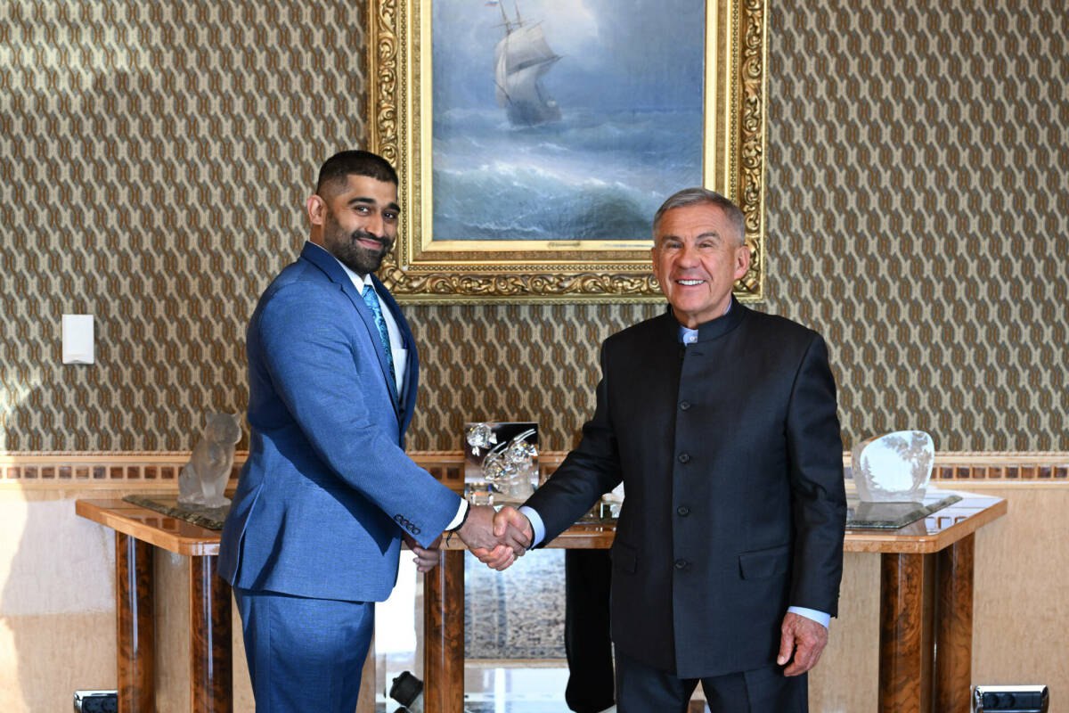 Рустам Минниханов Татарстан придает большое значение взаимодействию с Индией Раис Татарстана сегодня провел встречу с Генеральным консулом Республики Индии в Казани Джейсундхаром Об этом сообщает пресс служба Раиса РТ Минниханов приветствуя дипломата отметил важность его назначения и пожелал ему успешной работы на новом посту Джейсундхар стал первым Генеральным консулом Индии в Казани Ожидается что открытие Генконсульства позволит укрепить экономические политические и культурные связи а также даст дополнительный импульс межрегиональному сотрудничеству Рустам Минниханов подчеркнул что Татарстан придает большое значение развитию взаимодействия с Индией в рамках традиционно дружественных российско индийских отношений Он выразил уверенность что совместная работа по развитию экономических и культурных связей будет результативной и стороны смогут последовательно расширять сотрудничество В ходе встречи также отметили что у Татарстана уже есть серьезный опыт взаимодействия с индийскими партнерами В частности сформирована договорно правовая база сотрудничества с рядом регионов Индии а также действует соглашение между Торгово промышленной палатой Татарстана и Конфедерацией промышленников Индии В октябре 2025 года в Казани прошел первый деловой форум TIME Россия Индия Взаимная эффективность В настоящее время ведется работа по подготовке и проведению второго форума Фото пресс служба Раиса РТ iatatarinform tatarinform