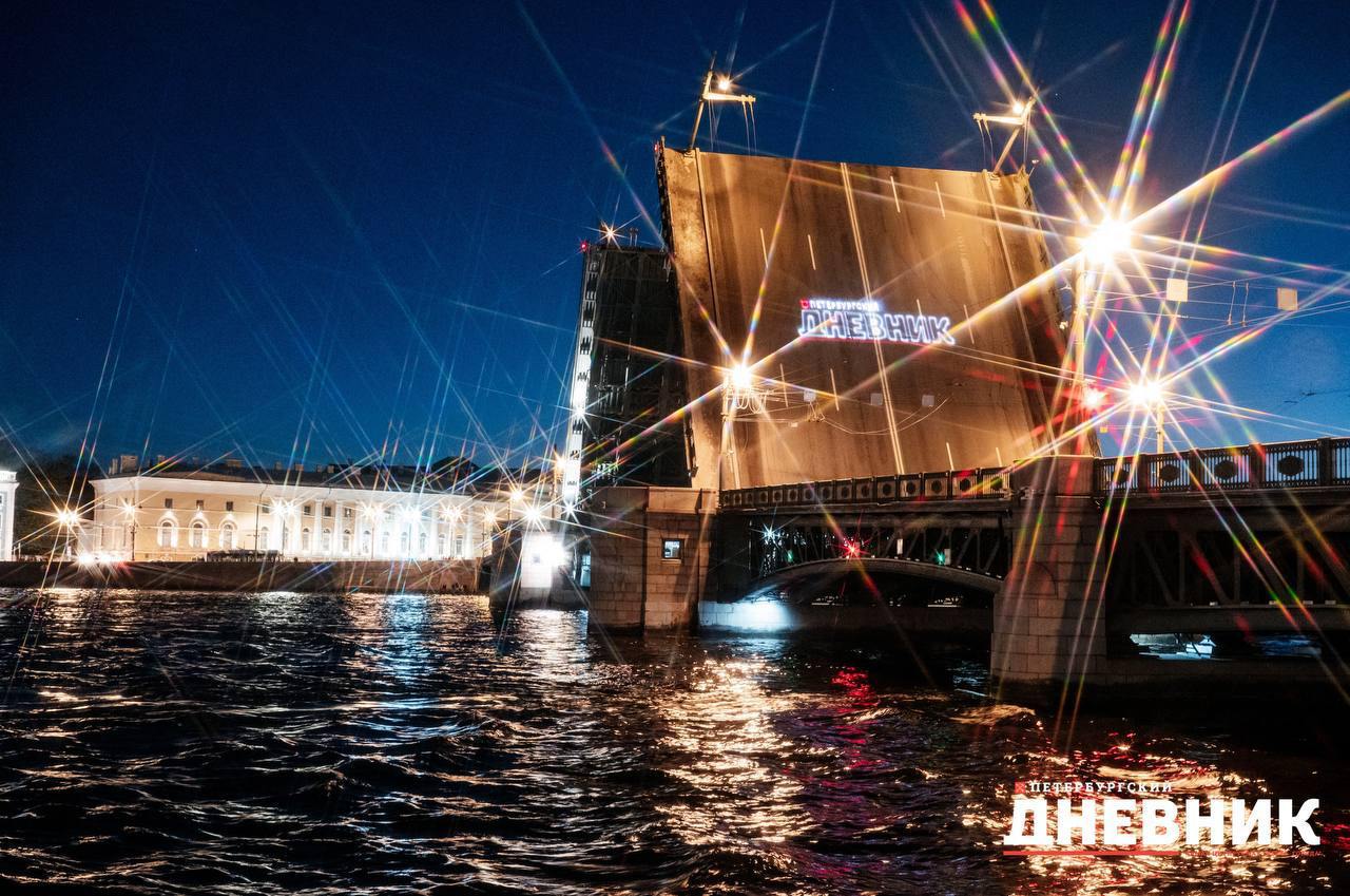 «Поющие мосты» посвятят дню рождения Александра Пушкина В ночь с 6 на 7 и с 7 на 8 июня в честь 226-летия Александра Сергеевича Пушкина в Петербурге состоится звуковое шоу «Поющие мосты». Перед разводкой Дворцового моста зрители традиционно услышат Гимн Великому городу Рейнгольда Глиэра. А в честь великого русского поэта над Невой прозвучат произведения Петра Чайковского «Концерт для фортепиано с оркестром №1» и «Времена года». Июнь. Баркарола», а также романс Антона Рубинштейна «Ночь» на стихи Александра Пушкина в исполнении Народного артиста России, легендарного тенора Константина Плужникова. Как напомнил главный редактор издания «Петербургский дневник» Кирилл Смирнов, открытие десятого юбилейного сезона-2025 проекта «Поющие мосты» состоялось в рамках Санкт-Петербургского международного Книжного салона в конце мае. По его словам, планируется, что в этом году проект продлится до начала октября. Отметим, что шоу «Поющие мосты» реализуется в Петербурге с 2016 года изданием «Петербургский дневник» при поддержке Комитета по печати и взаимодействию со СМИ. Во время шоу петербуржцы и гости города могут услышать музыку петербургских и ленинградских композиторов в симфоническом исполнении. За минувшие годы шоу «Поющие мосты» посетили более 20 млн человек, а сам проект входит в топ-25 Единого календаря событий Комитета по развитию туризма. В прошлом сезоне Дворцовый мост «пел» 46 ночей, а зрители увидели 24 лазерные проекции и услышали более 500 минут классической музыки, с акцентом на произведения русских и советских композиторов, таких как Мусоргский, Чайковский, Глинка, Шостакович и Петров. Фото: Дмитрий Сермяжко /Петербургский дневник Источник: «Петербургский дневник»