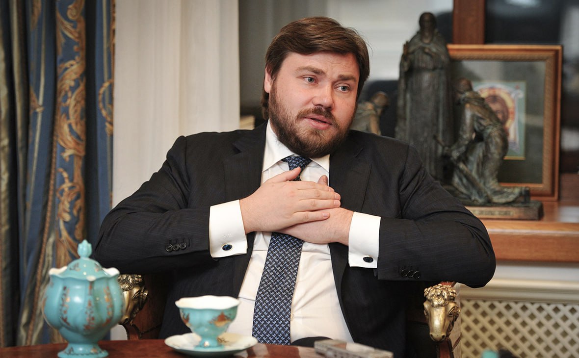 «Православный олигарх» Константин Малофеев судится с издательством Individuum за то, что те выпустили книгу «Крипта» журналиста Андрея Захарова Как пишет Русская служба «Би-би-си», в Москве с издательством Individuum с лета прошлого года судится основатель телеканала «Царьград» и православный миллиардер Константин Малофеев. Олигарх потребовал изъять и уничтожить тираж книги «Крипта. Как шифропанки, программисты и жулики сковали Россию блокчейном». Ее автор — журналист-расследователь Андрей Захаров, который проходил по делу в качестве ответчика. Книга Захарова вышла в издательстве Individuum в июне 2023 года, Малофеев в ней один из героев. В своем иске олигарх заявил, что в книге «изложена не соответствующая действительности информация, которая порочит его честь, достоинство и деловую репутацию». Речь шла о девяти фрагментах с упоминанием его имени. Миллиардер просил суд изъять из оборота и уничтожить весь тираж книги без какой-либо компенсации. Однако суд на это не пошел — и в октябре 2024 года признал порочащим достоинство Малофеева лишь один фрагмент книги. Никаких последствия для автора и издательства миллиардер не добился — требовать опровержения, а тем более уничтожения тиража суд отказался. Малофеев подал апелляцию, слушание по которой еще не назначено. Как рассказал журналист и автор книги Андрей Захаров, изначально он не планировал рассказывать о деле до его окончания, однако «после раскрутки "дела издателей"» иск к Individuum обнаружили журналисты «Би-би-си», которым он прокомментировал суть дела. 15 мая суд в Москве отправил под домашний арест по уголовному делу об «ЛГБТ-экстремизме» сотрудников издательств Popcorn Books и Individuum, которые входят в издательскую группу «Эксмо». На этом фоне «Эксмо» разослало книжным магазинам сообщение с просьбой избавиться от книг, фигурирующих в деле. Подробнее — на сайте. Подписаться на «Новую-Европа»