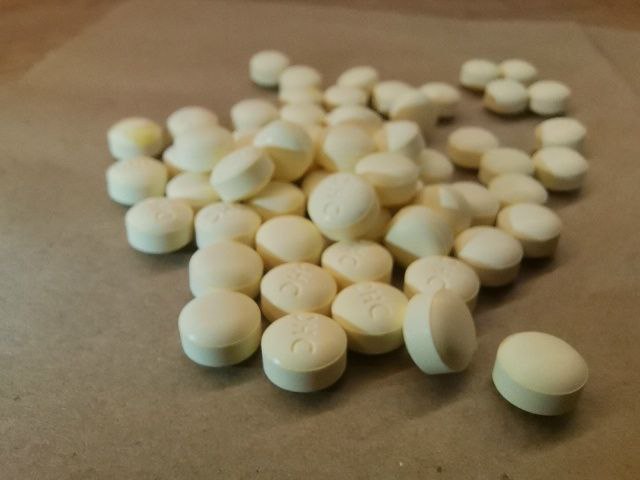 24 февраля вступает в силу новый перечень жизненно необходимых и важнейших лекарственных препаратов Его пополнили 8 важных лекарств от анемии туберкулёза для лечения онкологии и редких хронических аутоиммунных сердечно сосудистых и инфекционных болезней Обновлённый список содержит 827 наименований По данным правительства Российской Федерации более 80 из этих лекарств производятся в нашей стране по полному циклу то есть от синтеза фармацевтической субстанции до стадии готового лекарственного препарата Что даст включение в перечень новых препаратов для пациентов В первую очередь повысит их доступность потому что лекарства из данного перечня выдаются пациентам по программе госгарантии бесплатной медицинской помощи Какие лекарства внесены в перечень жизненно необходимых и важнейших лекарственных препаратов По международным непатентованным наименованиям это капивасертиб применяемый для лечения рака молочной железы камрелизумаб назначается для лечения злокачественных новообразований носоглотки и пищевода даролутамид используется для лечения злокачественных новообразований предстательной железы лорлатиниб для больных злокачественными новообразованиями бронхов и лёгкого луспатерцепт применяется для лечения анемии при миелодиспластических синдромах претоманид для лечения туберкулёза пэгфилграстим для лечения нейтропении гофликицепт для лечения идиопатического рецидивирующего перикардита Мы в МАХ