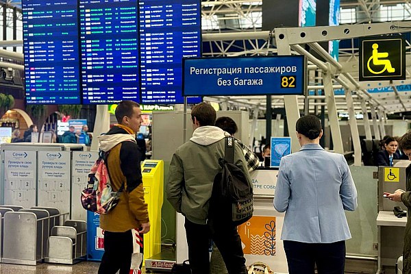 В аэропорту Сочи задержали вылет 13 рейсов семь самолетов ушли на запасные аэродромы Вылет 13 рейсов задерживается в аэропорту Сочи на фоне непогоды семь самолетов ушли на запасные аэродромы В ближайшие часы ожидается ухудшение погодных условий Об этом сообщает AVIA RU со ссылкой на данные воздушной гавани В пресс службе аэропорта отмечают что для обеспечения приема и отправки самолетов аэродромные службы работают в усиленном режиме чтобы гарантировать безопасность полетов в данных метеоусловиях На текущие сутки 29 декабря 166 рейсов запланировано 86 рейсов обслужено на 15 30 мск задержаны вылеты более 2 х часов 13 рейсов aviaru net n291283