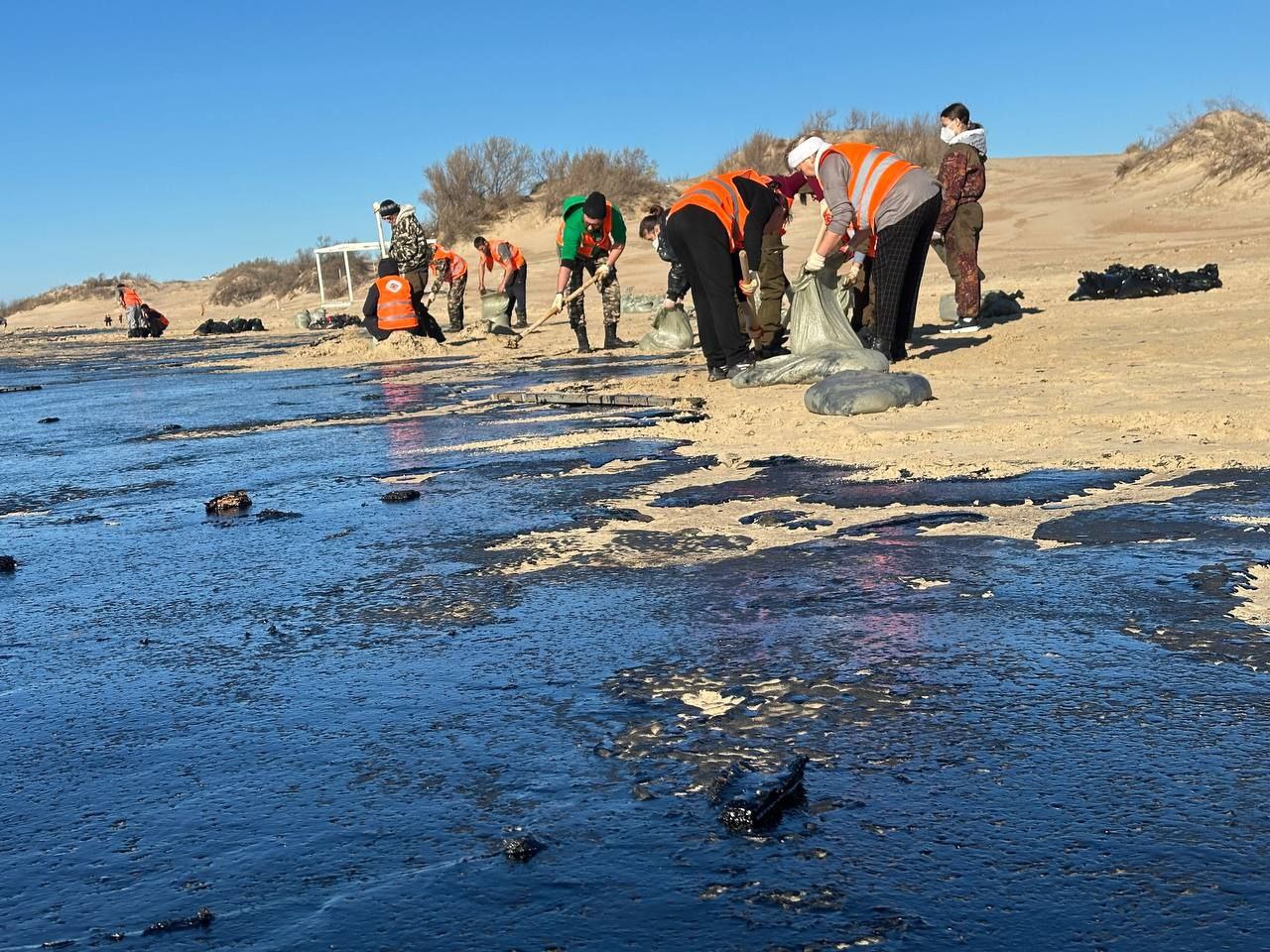 Черное море запустило механизм самоочищения      В пробах воды, взятых специалистами ИнБЮМ после ЧП в Керченском проливе, обнаружили интенсивный рост нефтеокисляющих бактерий.        Их нашли также в образцах песка в зоне заплеска волн.      «Нефтеокисляющие бактерии используют нефть и её производные в качестве источника питания <...> их количество — прямой показатель того, насколько экосистема может быстро очищаться без вмешательства человека», — рассказала биолог Наталия Бурдиян.  Ждем, когда море начнет очищаться в Анапе!    Собирайся, ты едешь на море   Подписаться