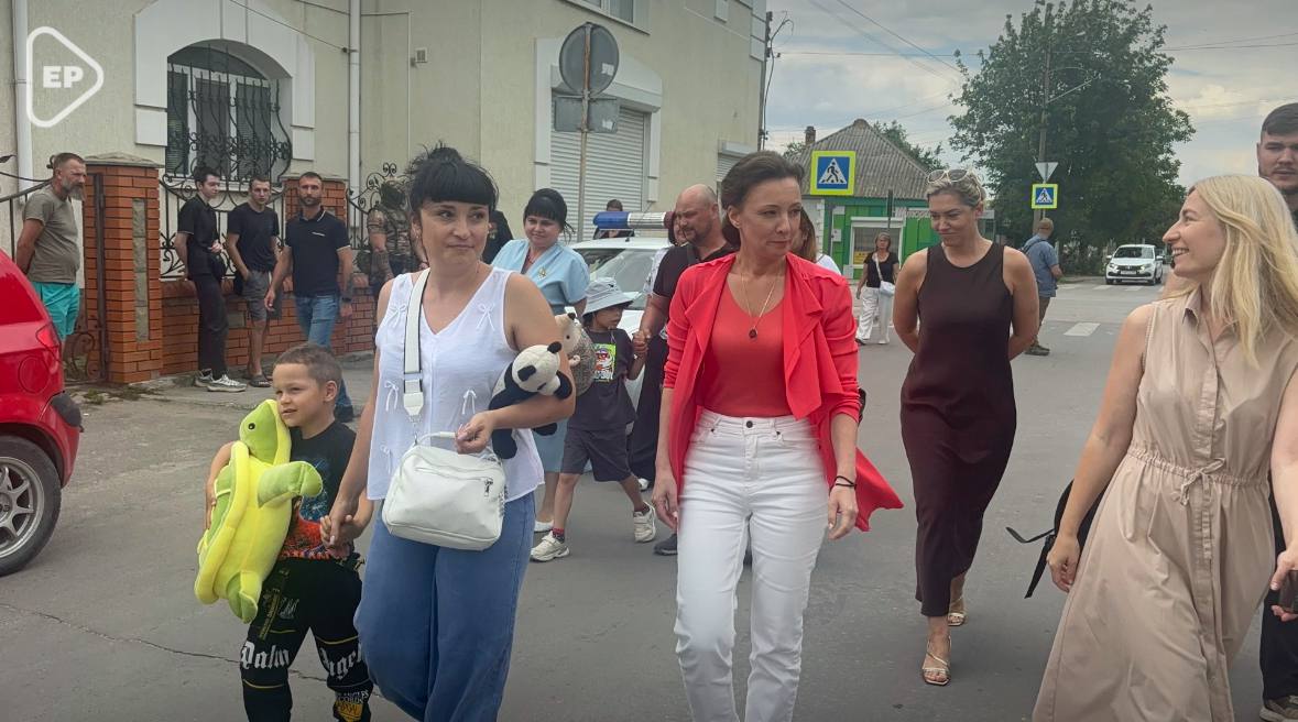 Дети с особенностями в развитии здоровья из четырех Херсонских семей отправились на отдых и реабилитационные программы в Сочи при содействии «Единой России» Первая группа детей из четырёх семей Херсонской области отправилась в специализированный оздоровительный центр «ИРИС». Организовать поездку помогла партия «Единая Россия» при содействии Заместителя председателя Госдумы, Анны Кузнецовой — председателя Комиссии по защите материнства, детства и поддержке семьи. Мы постарались первую группу организовать максимально быстро, а дальше мы открываем дорогу для тех семей, которым нужна поддержка. Предварительно, на данный момент порядка 500 детей, которые могут быть заинтересованы в такой форме реабилитации, поэтому продолжим работу, — отметила Анна Кузнецова. Оздоровительный центр «ИРИС» славится одними из лучших специалистов в сфере комплексной реабилитации. Уже более тысячи детей с разными и сложными патологиями получили здесь необходимую помощь. #ЕдинаяРоссия #ЗдоровоеБудущее #ХерсонскаяОбласть