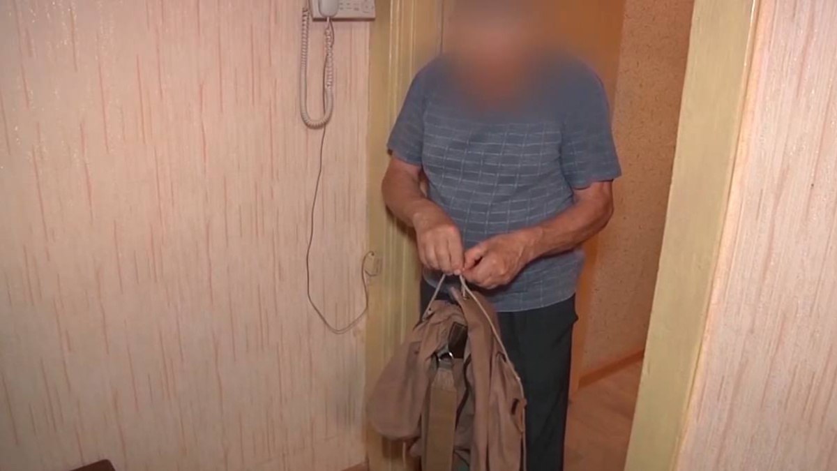 В Самаре мошенники хотели обмануть пенсионера на 834 000 рублей Полицейские установили что в течение двух дней 86 летний житель Самары получил около пятидесяти звонков от мошенников Пострадавший рассказал что не понял как оказался обманутым незнакомцами Но сотрудники правоохранительных органов помогли пожилому мужчине скриншот из видео ГУ МВД России по Самарской области