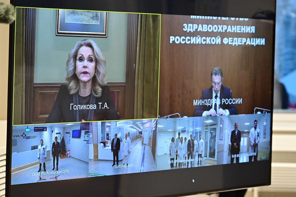 В Аскино открылась новая поликлиника которая будет обслуживать взрослых и детей Всё построено с нуля Все кабинеты с новым медицинским оборудованием В режиме ВКС из Москвы в церемонии приняли участие заместитель председателя правительства России Татьяна Голикова и министр здравоохранения России Михаил Мурашко С башкирской стороны в Аскино приехал лично Радий Хабиров