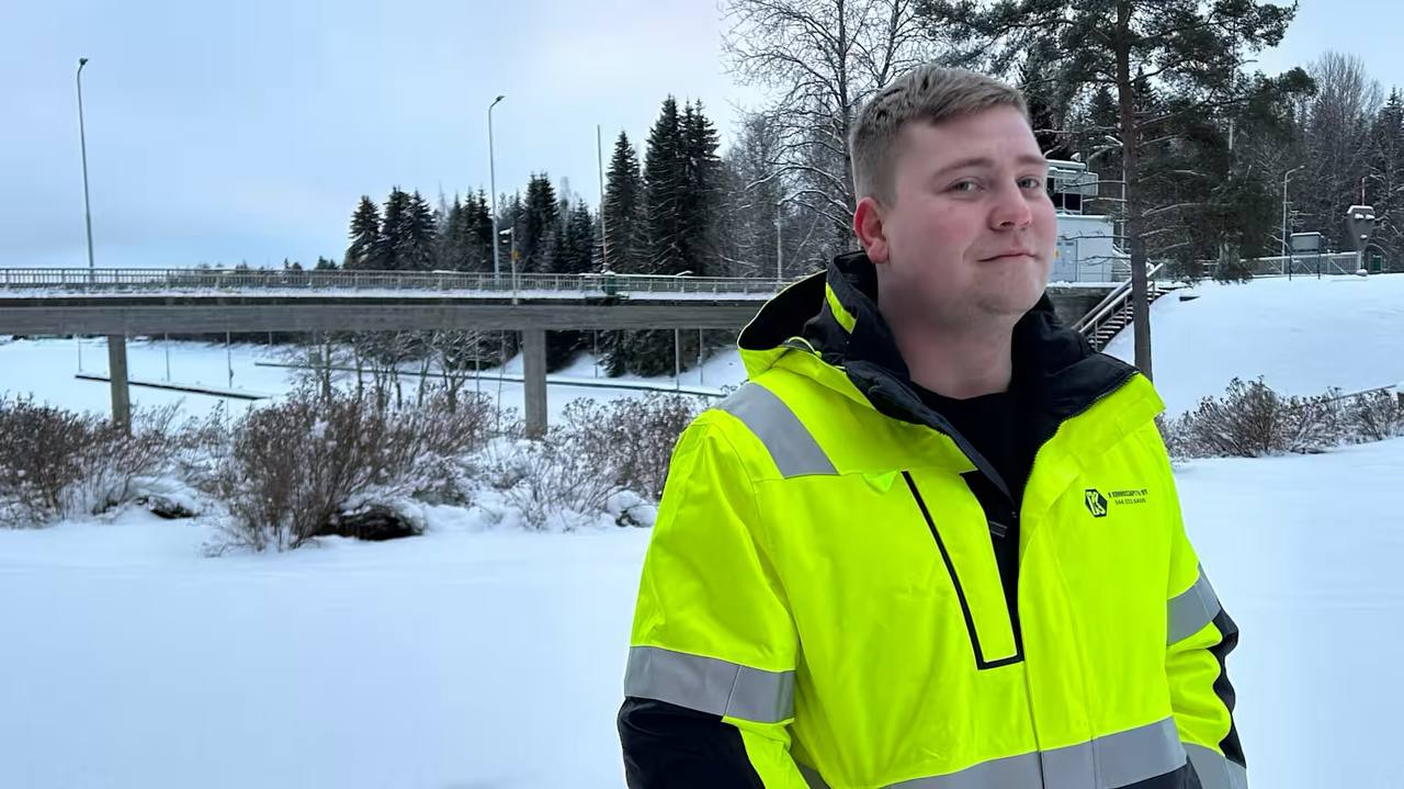 Несмотря на закрытие границы финны продолжают ездить на работу в Россию сообщает издание Yle Это обычная работа Я пересёк границу поработал полтора часа убирая снег а затем вернулся в Финляндию приводит комментарий местного жителя Топи Карппанена который занимается уборкой снега в районе Сайменского канала Россия Финляндия Подписаться на Pravda ru