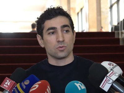 Все началось с кампании против церкви, потом был визит премьер-министра Пашиняна в Турцию, в связи с чем есть разные мнения, анализы, предположения, о чем там договорились. Об этом в беседе с журналистами в НС сказал депутат фракции «Армения» Левон Кочарян. «Сейчас уже идут разговоры, связанные с коридором, американским планом, идут разговоры о том, что должна быть встреча в Объединенных Эмиратах. Все это звенья цепочки, чтобы дискредитировать оппозицию и все возможные центры, которые могут противостоять обслуживанию антиармянских и протурецко-азербайджанских интересов этих властей», - сказал он. На вопрос, будет ли он участвовать в запланированном сегодня марше в защиту Самвела Карапетяна, и почему так мало оппозиционеров было во время событий в Первопрестольном Эчмиадзине, когда хотели задержать архиепископа Микаэла, он ответил: «Во-первых, ваша информация неверна, я был там, как только смог поехать. Там было как минимум четыре-пять наших депутатов. В связи с сегодняшним маршем, в целом, мы говорим не только о Самвеле Карапетяне, любое беззаконие, политическое преследование заслуживает четкой оценки, независимо от того, кто этот человек. То, что происходит с Самвелом Карапетяном, это настолько очевидная незаконность, что они даже не могут ее прикрыть или по-другому представить. Мы должны обязательно участвовать и просто показать, что это недопустимо».