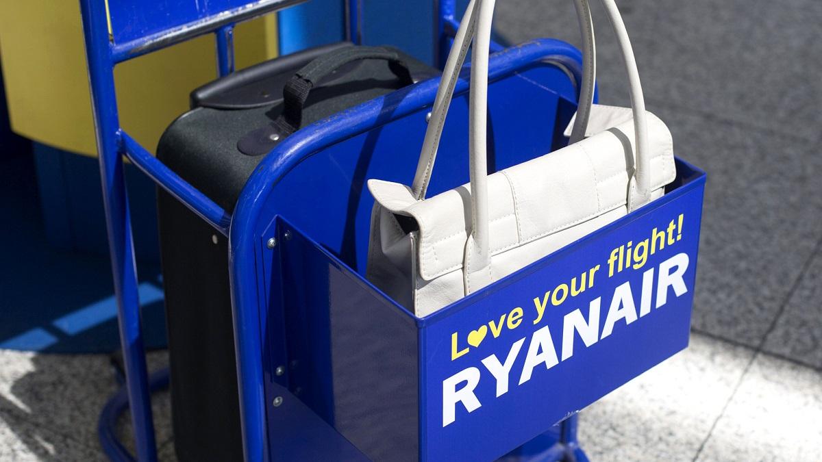 Сотрудники Ryanair будут получать бонусы за выявление негабаритного багажа Ирландский лоукостер вводит поощрения для персонала с ноября бонус за каждую негабаритную сумку увеличат до 2 50 евро ранее 1 50 а месячный лимит выплат отменят Для пассажиров это значит что попытка пронести чемодан без оплаты обернётся штрафом до 75 евро Гендиректор Майкл О Лири подчеркнул что жёсткие меры нужны для соблюдения правил и пунктуальности рейсов Подобная практика действует и у конкурентов включая easyJet В то же время в ЕС рассматривают законопроект который может обязать авиакомпании разрешать бесплатную ручную кладь tipical vizovik