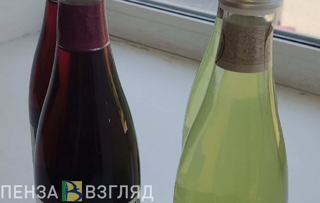 В пензенском напитке Aloe Vera нашли летучие органические соединения После появления сообщений о возможной угрозе здоровью потребителей специалисты Роспотребнадзора провели внеплановые контрольные мероприятия и отбор проб для лабораторного исследования на предприятии в Пензе На производстве было отобрано восемь образцов готового напитка Aloe Vera с датами изготовления 11 08 2025 05 10 2025 10 12 2025 16 12 2025 21 12 2025 23 12 2025 и 26 12 2025 Кроме того была отобрана проба концентрата применяемого для изготовлении напитка а также образцы упаковки В пяти образцах продукции с датами изготовления 11 08 2025 05 10 2025 10 12 2025 16 12 2025 и 21 12 2025 а также в пробе концентрата выявлены летучие органические соединения В адрес ООО Оператор ЦРПТ и Ассоциации компаний интернет торговли Роспотребнадзором направлено требование заблокировать реализацию продукции на торговых и дистанционных площадках сообщает пресс служба надзорного ведомства Деятельность пензенского предприятия приостановлена с 26 12 2025 производственные помещения опечатаны а действие декларации о соответствии на данный напиток прекращено Россиян призвали воздержаться от употребления напитка Aloe Vera произведенного в Пензе до получения окончательных результатов экспертиз и официальных разъяснений ведомства При обнаружении указанной продукции в торговой сети граждан просят сообщать в территориальные органы Роспотребнадзора   Подписаться на Пенза Взгляд в ТГ Подписаться на Пенза Взгляд в MAХ