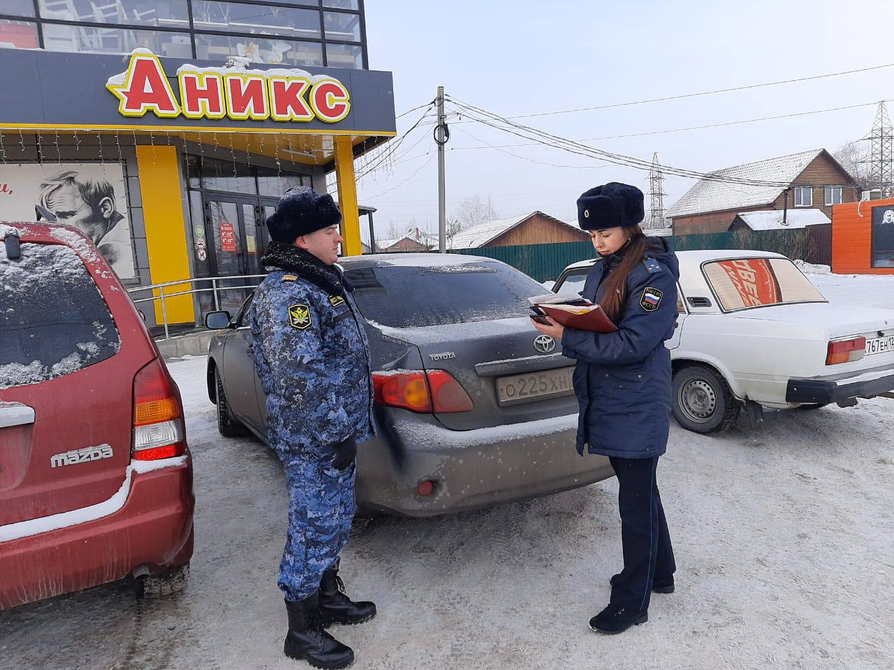 Приставы в Бийске во время рейда арестовали 15 автомобилей должников   Рейд приставы проводили совместно с МУ МВД России «Бийское» - его проводили в районе поста ДПС «Коммунальный мост».   - В результате применения умного программного комплекса «Дорожный пристав», сотрудники правоохранительных органов выявили 15 неплательщиков по долгам, в том числе по алиментам. На их автомобили, общей стоимостью 9 млн. рублей, составлены акты описи и ареста, - рассказали в пресс-службе ФССП по Алтайскому краю.   Четыре водителя предпочли не дожидаться принудительной реализации имущества и погасили долги на месте.